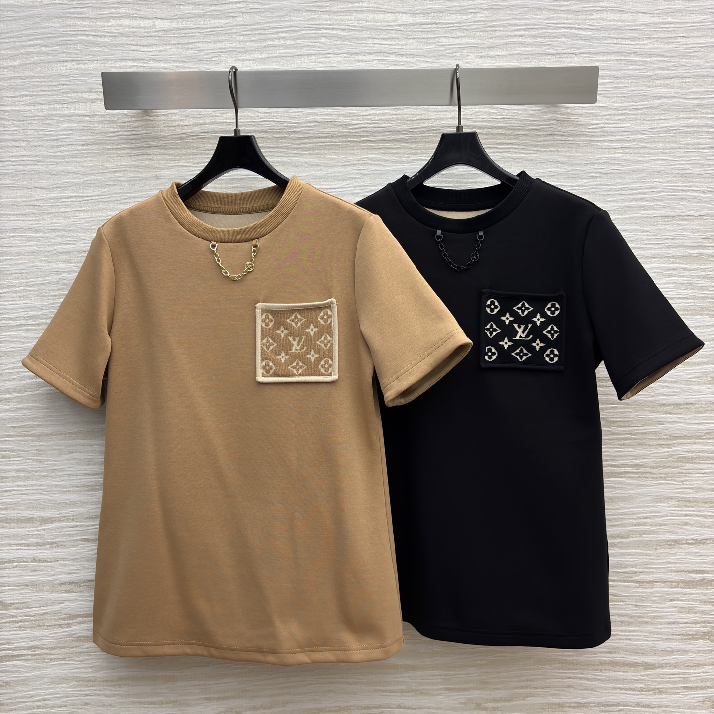 L家 25新款 字母提花口袋短袖T恤 简约的设计百搭不挑人 胸口拼接老花口袋装饰 金属链条⛓️装饰酷炫十