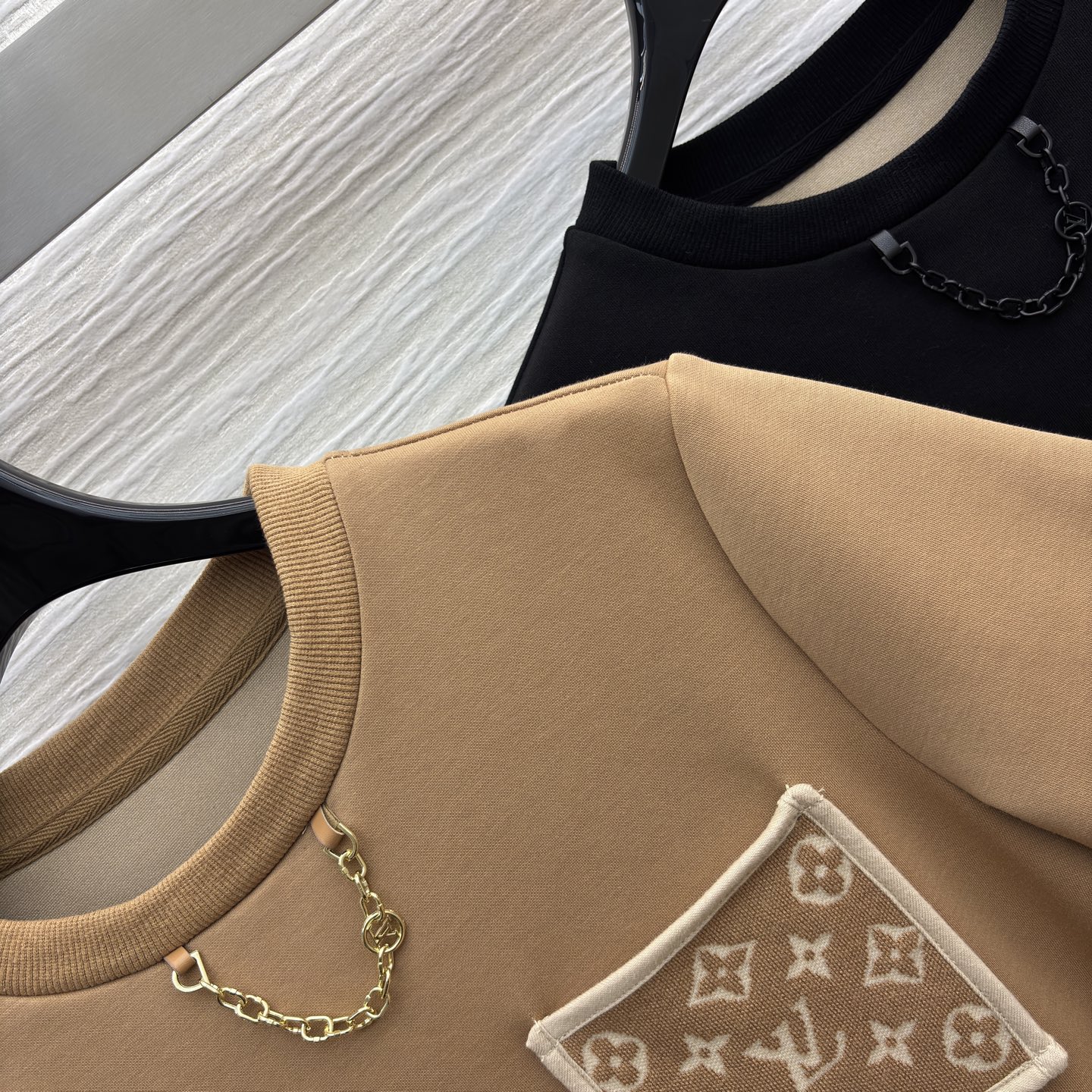 L家 25新款 字母提花口袋短袖T恤 简约的设计百搭不挑人 胸口拼接老花口袋装饰 金属链条⛓️装饰酷炫十