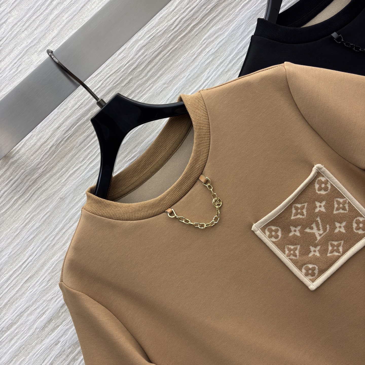 L家 25新款 字母提花口袋短袖T恤 简约的设计百搭不挑人 胸口拼接老花口袋装饰 金属链条⛓️装饰酷炫十