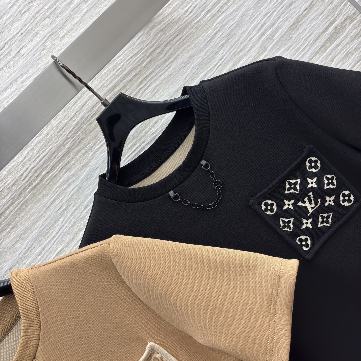 L家 25新款 字母提花口袋短袖T恤 简约的设计百搭不挑人 胸口拼接老花口袋装饰 金属链条⛓️装饰酷炫十