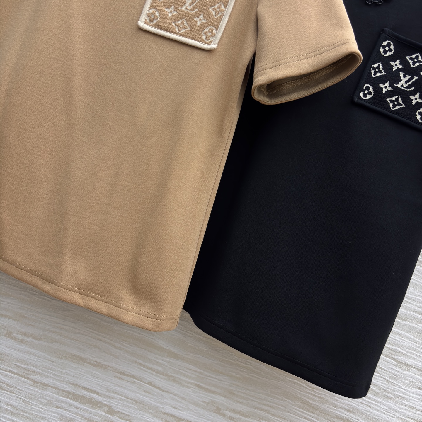 L家 25新款 字母提花口袋短袖T恤 简约的设计百搭不挑人 胸口拼接老花口袋装饰 金属链条⛓️装饰酷炫十