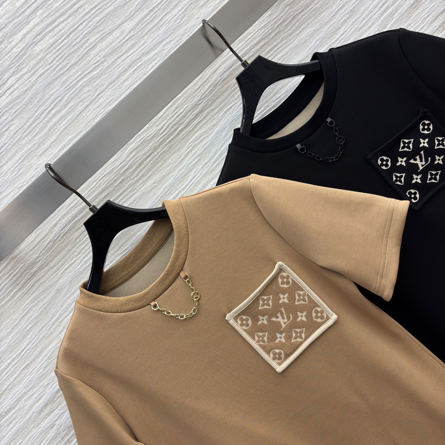 L家 25新款 字母提花口袋短袖T恤 简约的设计百搭不挑人 胸口拼接老花口袋装饰 金属链条⛓️装饰酷炫十