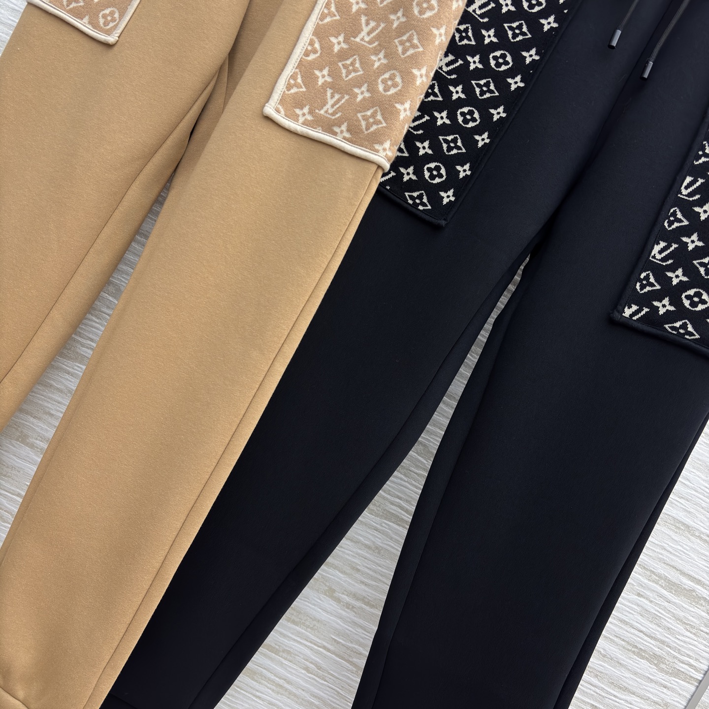 L家 25秋冬新款 松紧腰头休闲裤 口袋提花设计 搭配卫衣上身显瘦百搭又舒适 简约不失时髦感 日常运动都