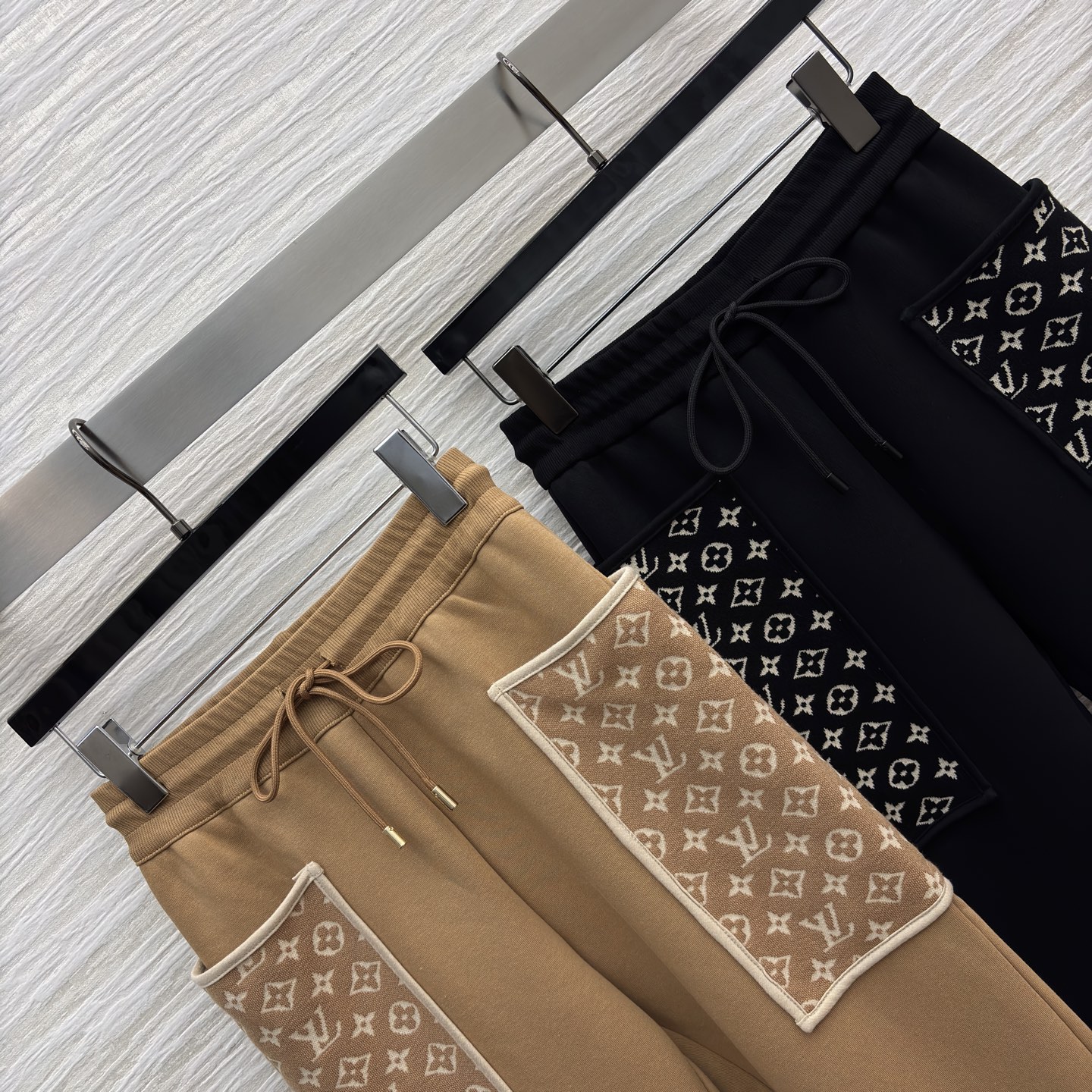 L家 25秋冬新款 松紧腰头休闲裤 口袋提花设计 搭配卫衣上身显瘦百搭又舒适 简约不失时髦感 日常运动都