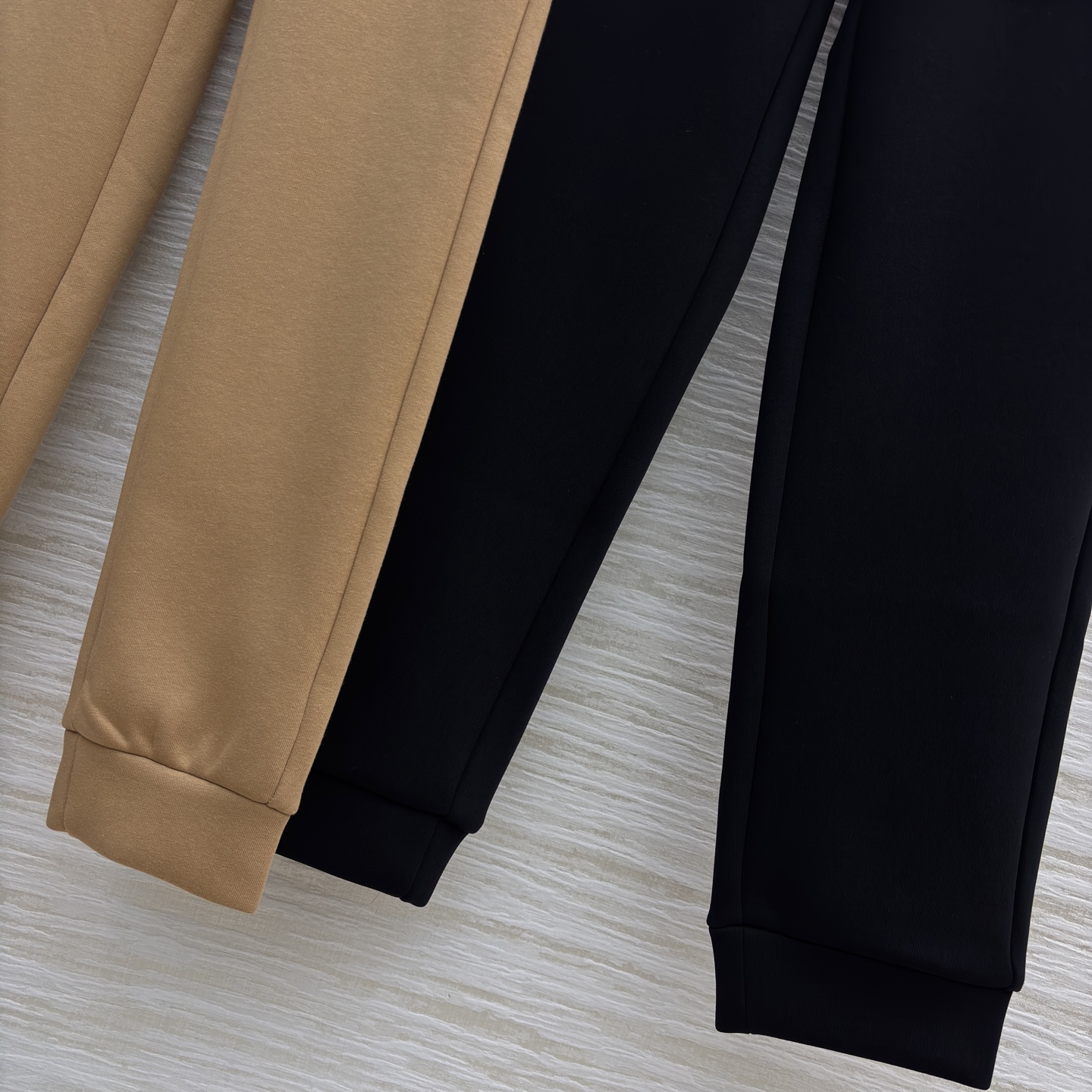 L家 25秋冬新款 松紧腰头休闲裤 口袋提花设计 搭配卫衣上身显瘦百搭又舒适 简约不失时髦感 日常运动都