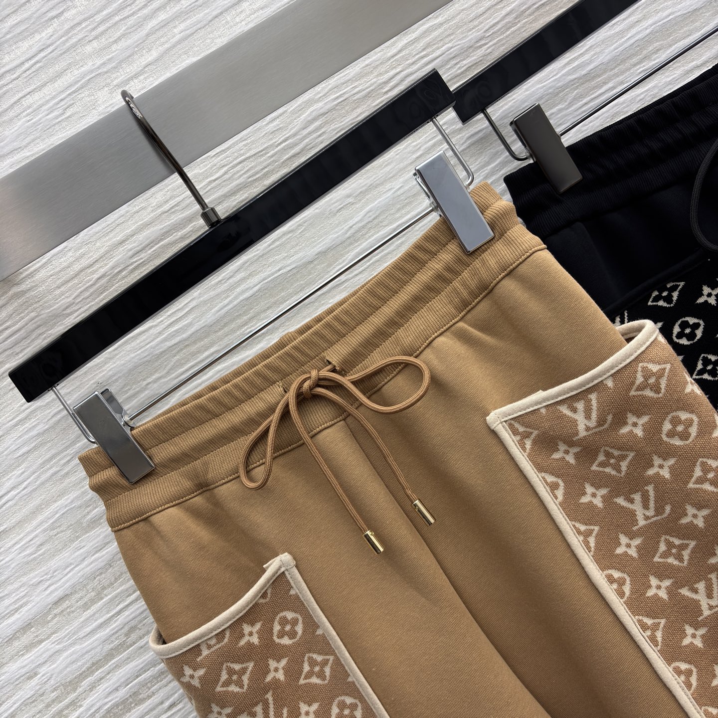 L家 25秋冬新款 松紧腰头休闲裤 口袋提花设计 搭配卫衣上身显瘦百搭又舒适 简约不失时髦感 日常运动都