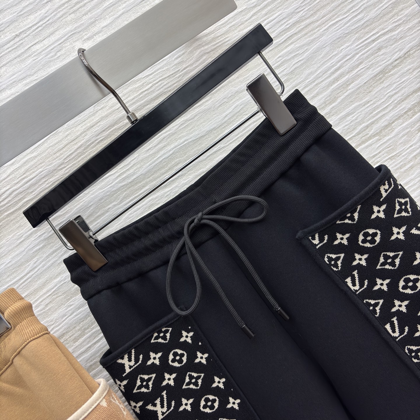 L家 25秋冬新款 松紧腰头休闲裤 口袋提花设计 搭配卫衣上身显瘦百搭又舒适 简约不失时髦感 日常运动都