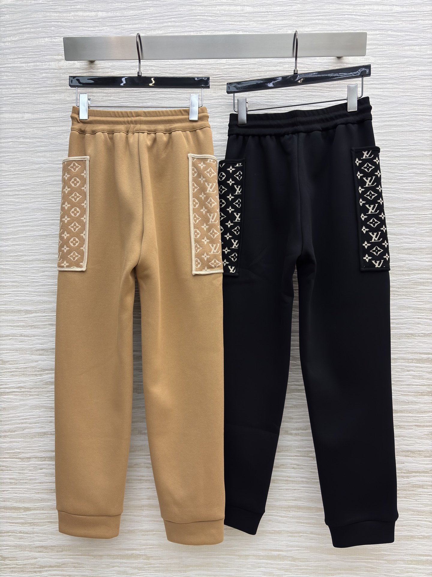 L家 25秋冬新款 松紧腰头休闲裤 口袋提花设计 搭配卫衣上身显瘦百搭又舒适 简约不失时髦感 日常运动都