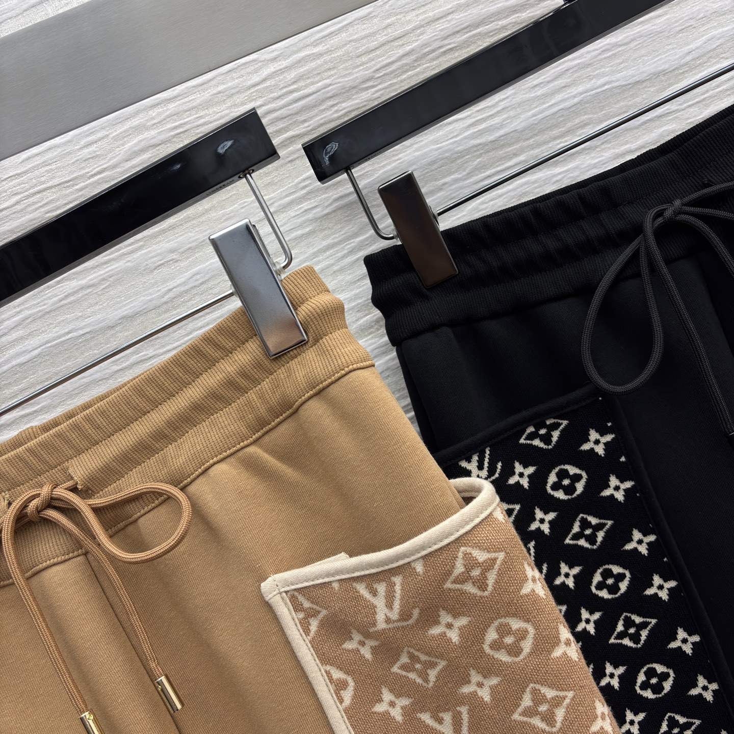 L家 25秋冬新款 松紧腰头休闲裤 口袋提花设计 搭配卫衣上身显瘦百搭又舒适 简约不失时髦感 日常运动都