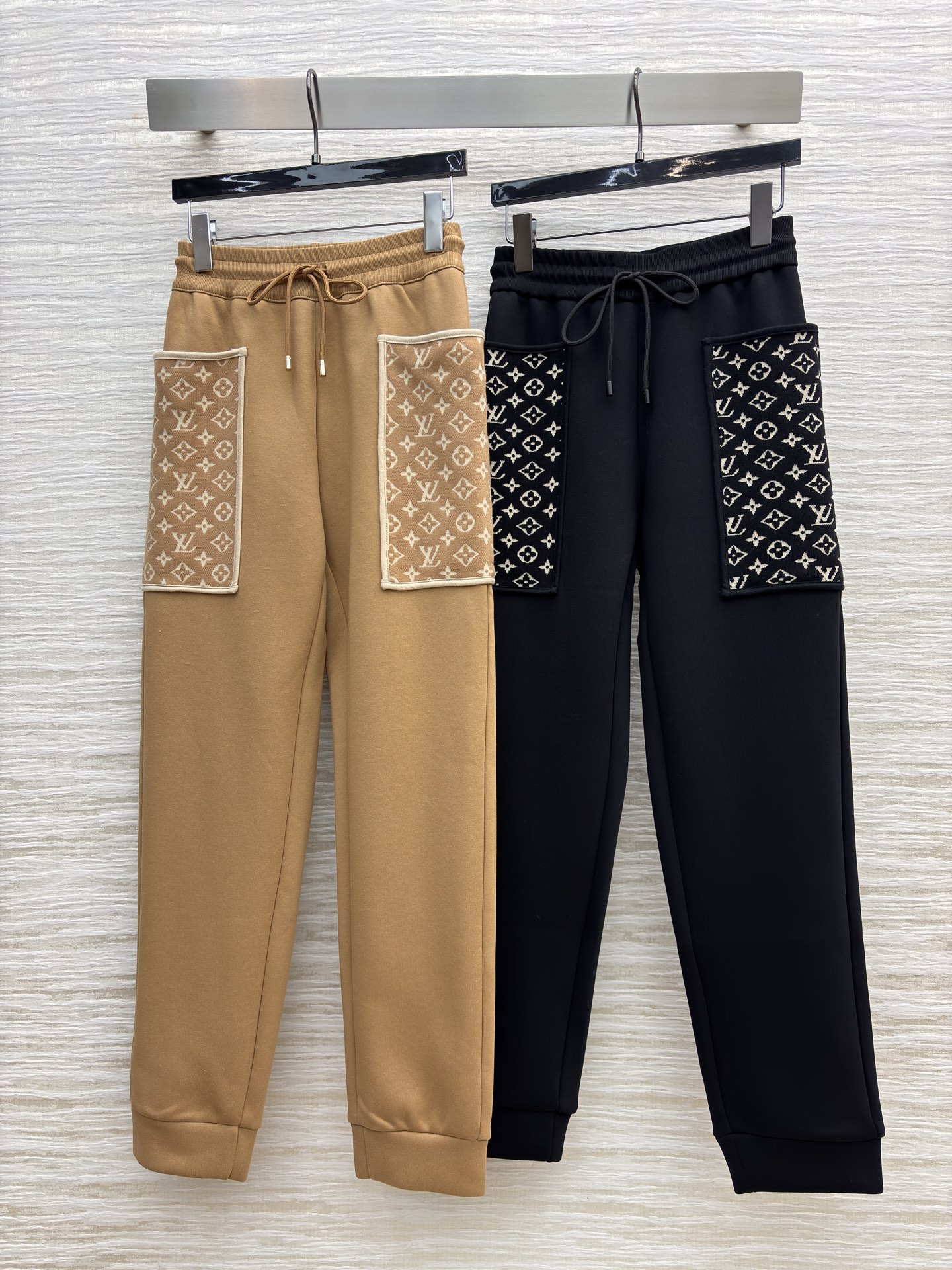 L家 25秋冬新款 松紧腰头休闲裤 口袋提花设计 搭配卫衣上身显瘦百搭又舒适 简约不失时髦感 日常运动都