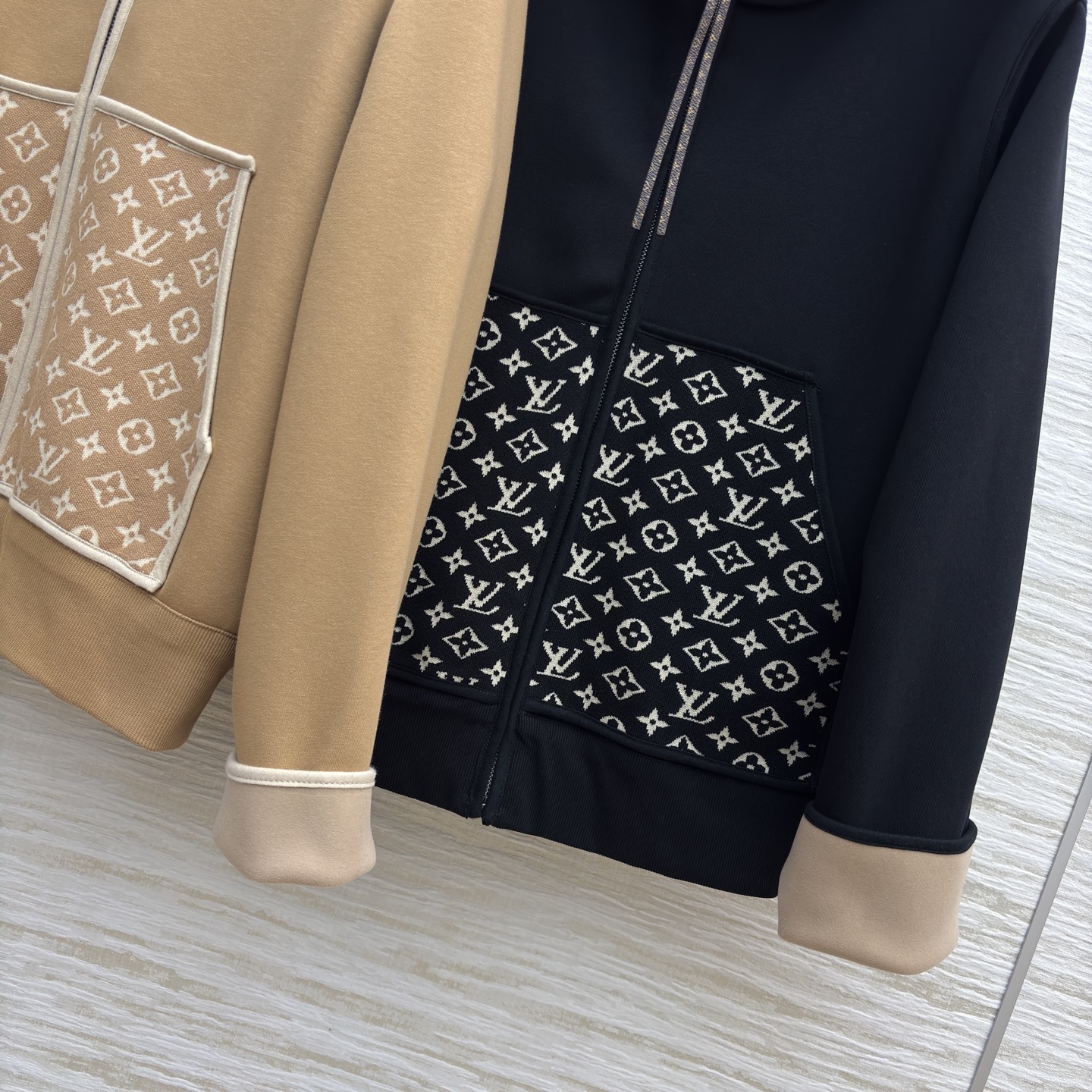 L家25秋冬新款 连帽拉链卫衣外套 连帽运动休闲风 版型微宽松 上身很显气质时髦 字母提花口袋 上身太好