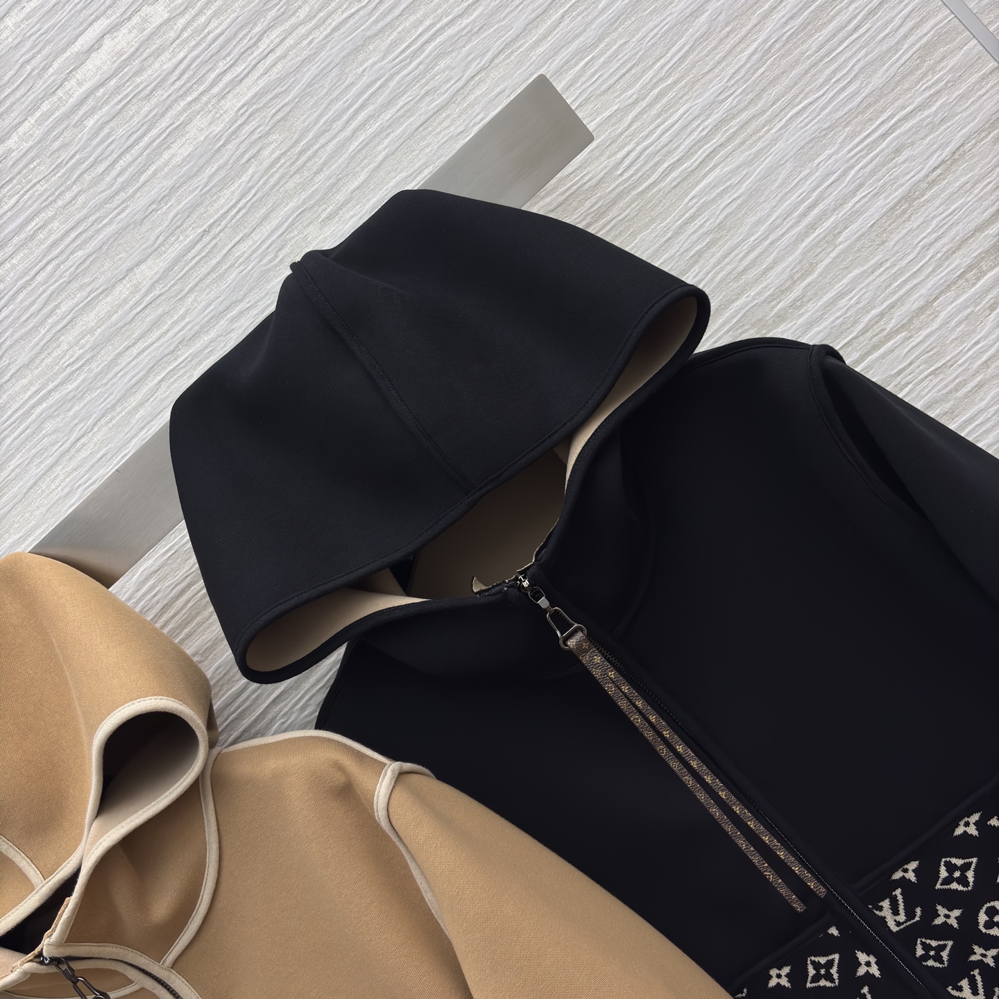 L家25秋冬新款 连帽拉链卫衣外套 连帽运动休闲风 版型微宽松 上身很显气质时髦 字母提花口袋 上身太好