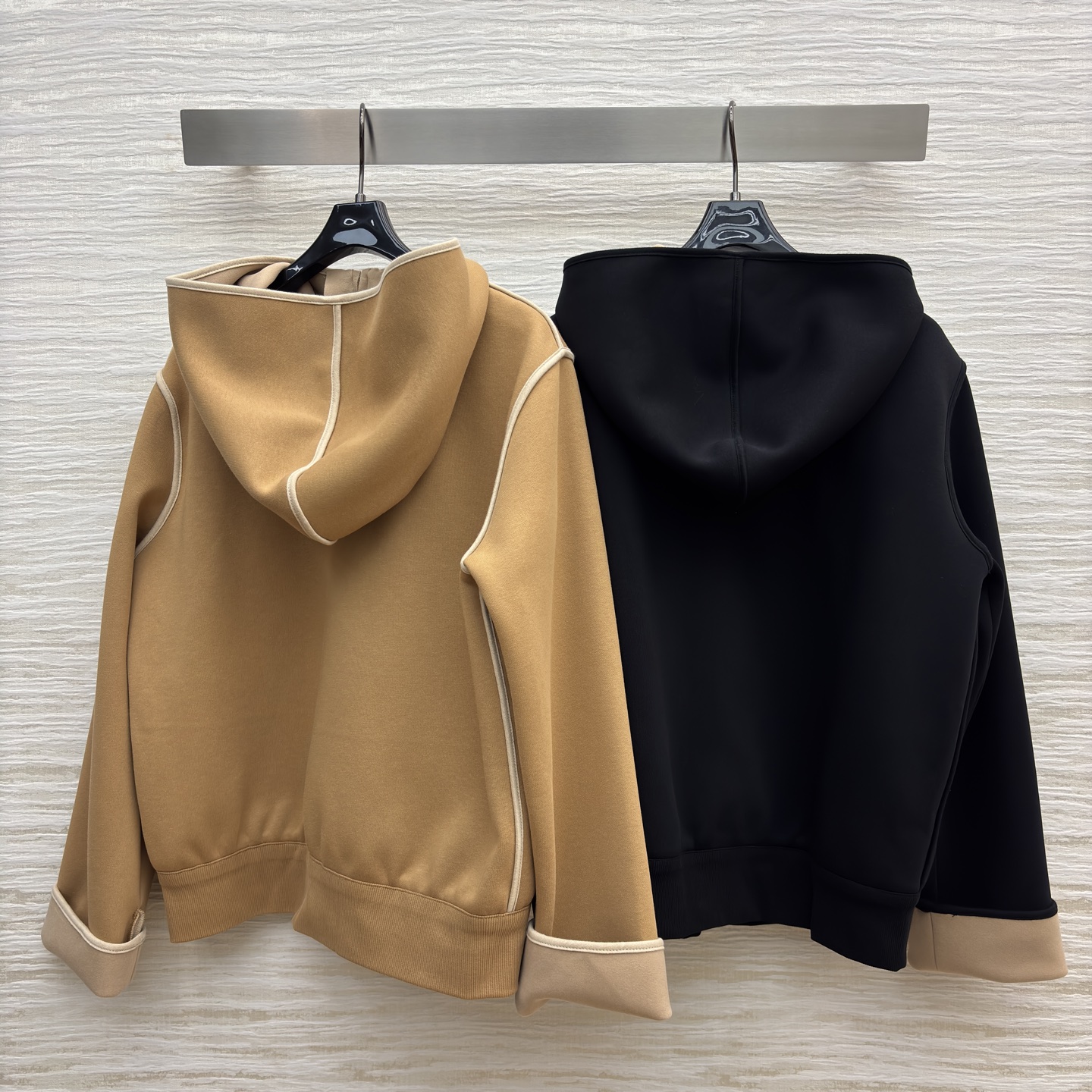 L家25秋冬新款 连帽拉链卫衣外套 连帽运动休闲风 版型微宽松 上身很显气质时髦 字母提花口袋 上身太好