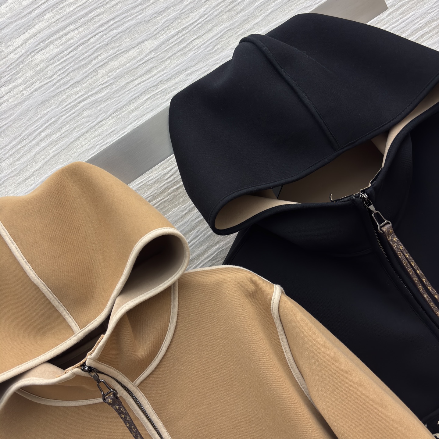 L家25秋冬新款 连帽拉链卫衣外套 连帽运动休闲风 版型微宽松 上身很显气质时髦 字母提花口袋 上身太好