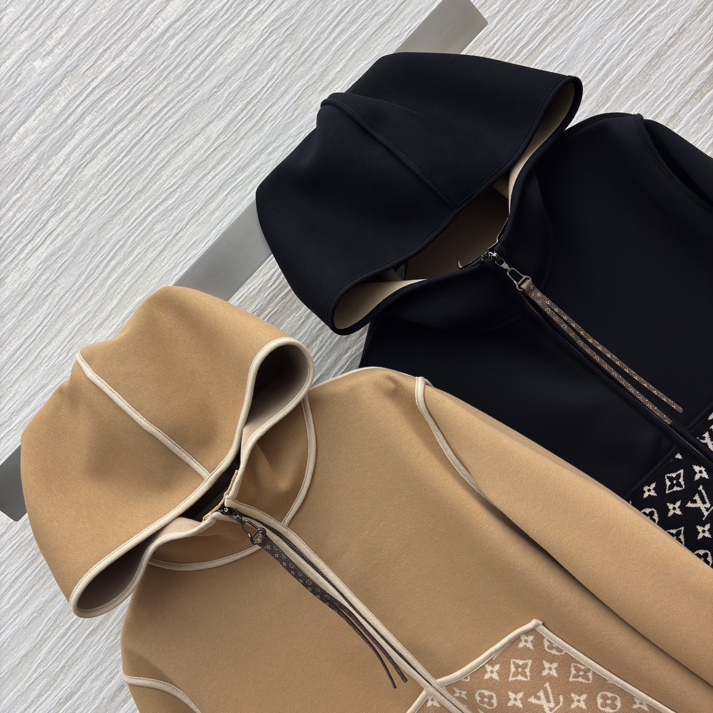 L家25秋冬新款 连帽拉链卫衣外套 连帽运动休闲风 版型微宽松 上身很显气质时髦 字母提花口袋 上身太好