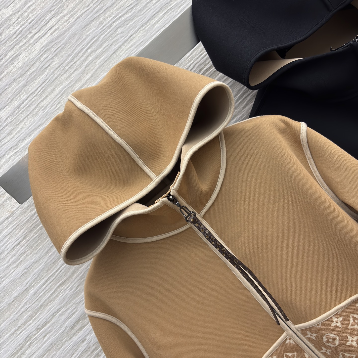 L家25秋冬新款 连帽拉链卫衣外套 连帽运动休闲风 版型微宽松 上身很显气质时髦 字母提花口袋 上身太好