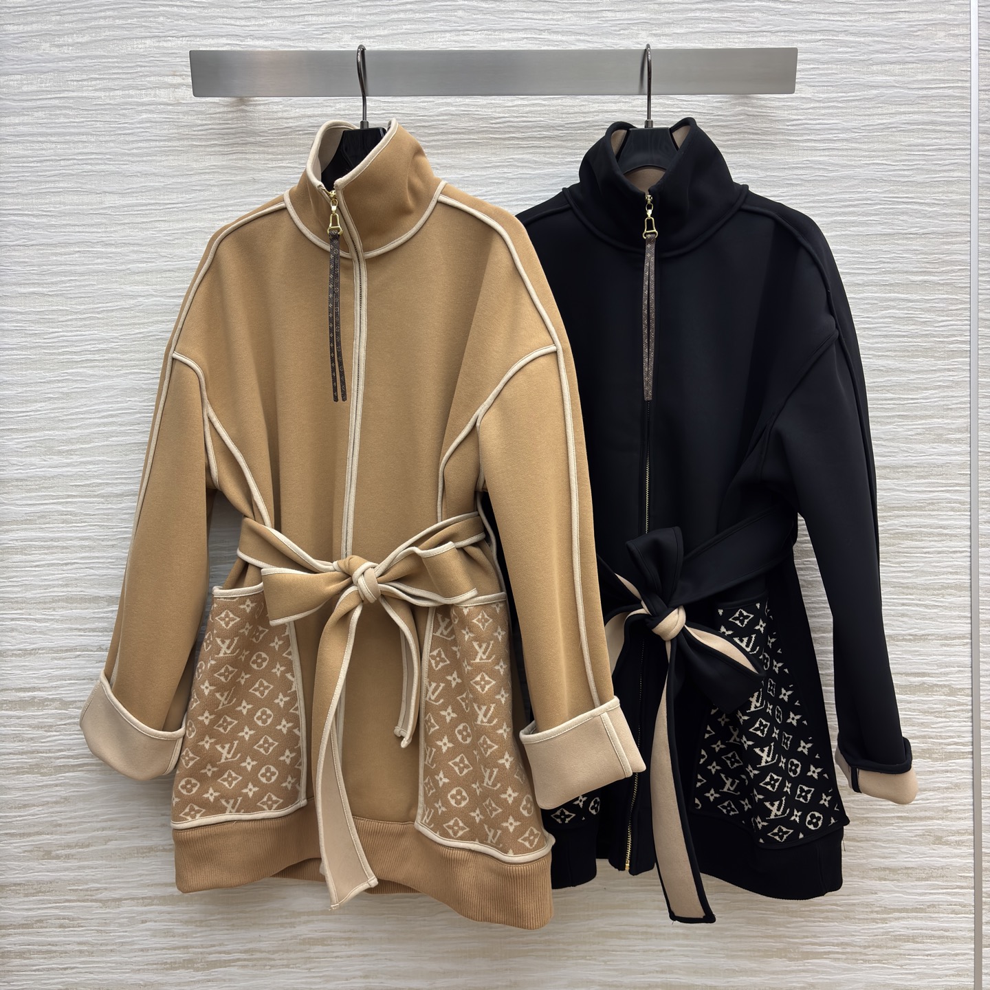 L家25秋冬新款 立领拉链中长款外套 运动休闲风 立领中长款微宽松版型 上身很显气质时髦 字母提花口袋 