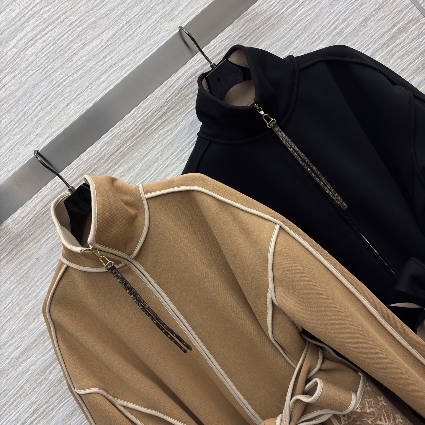 L家25秋冬新款 立领拉链中长款外套 运动休闲风 立领中长款微宽松版型 上身很显气质时髦 字母提花口袋 