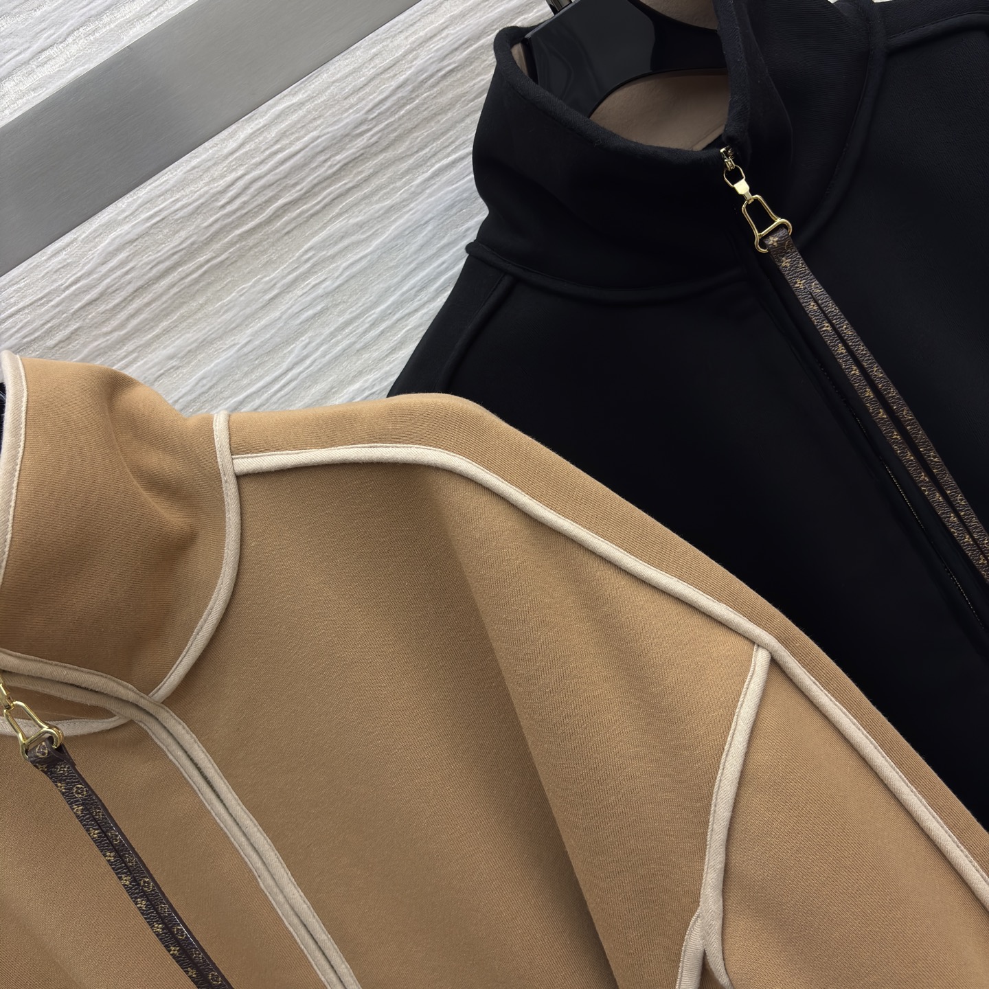 L家25秋冬新款 立领拉链中长款外套 运动休闲风 立领中长款微宽松版型 上身很显气质时髦 字母提花口袋 