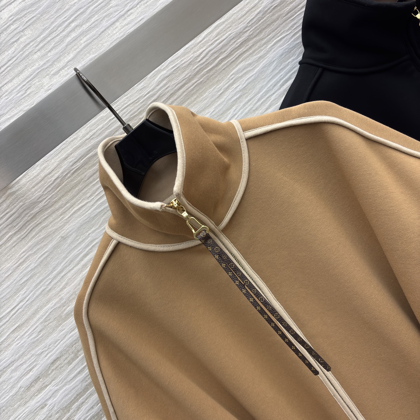 L家25秋冬新款 立领拉链中长款外套 运动休闲风 立领中长款微宽松版型 上身很显气质时髦 字母提花口袋 