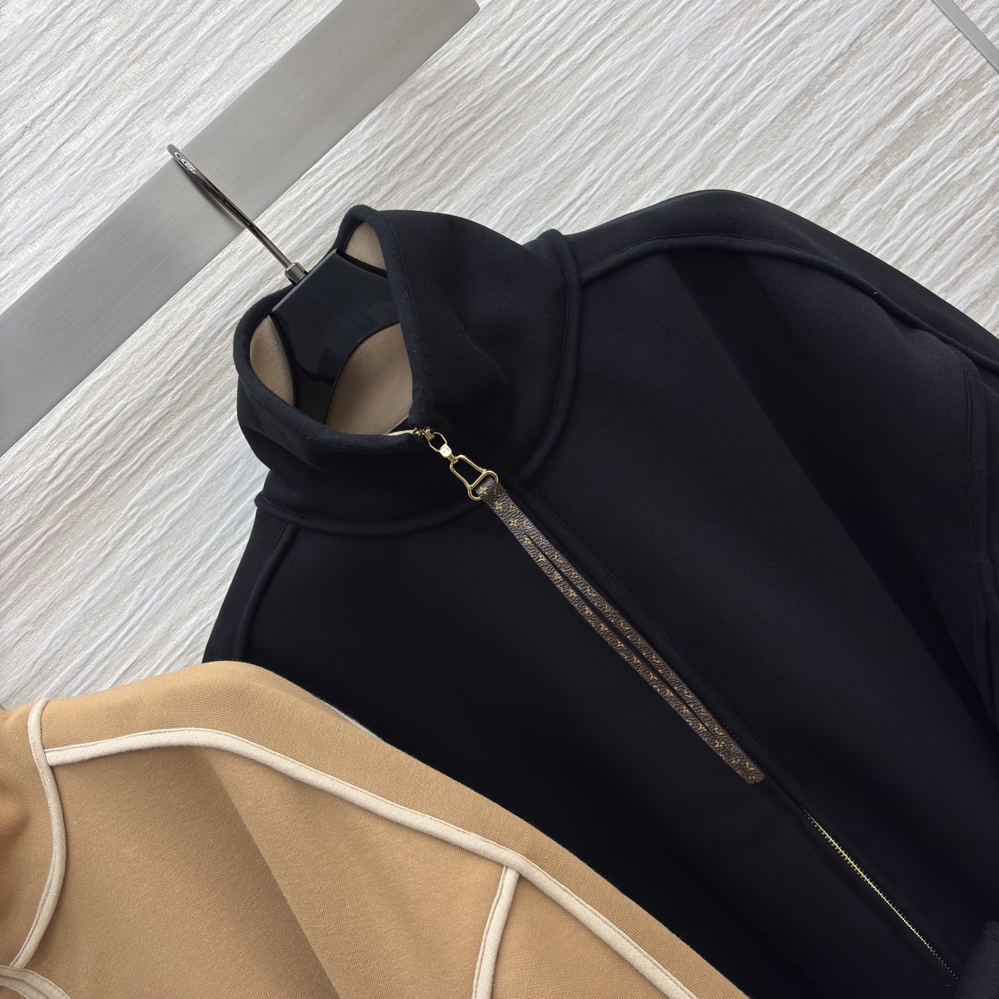 L家25秋冬新款 立领拉链中长款外套 运动休闲风 立领中长款微宽松版型 上身很显气质时髦 字母提花口袋 