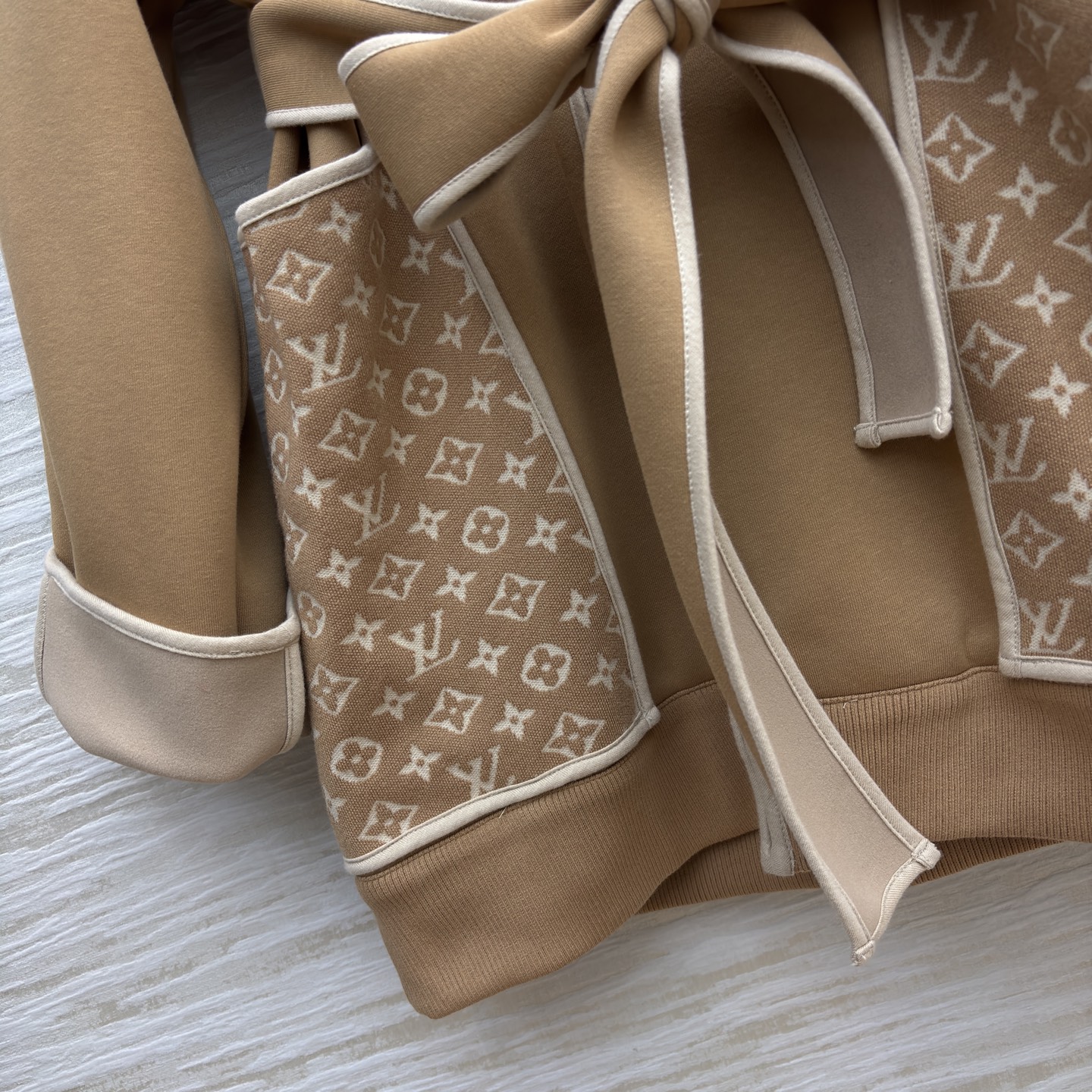 L家25秋冬新款 立领拉链中长款外套 运动休闲风 立领中长款微宽松版型 上身很显气质时髦 字母提花口袋 