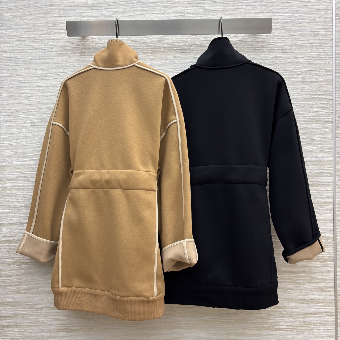 L家25秋冬新款 立领拉链中长款外套 运动休闲风 立领中长款微宽松版型 上身很显气质时髦 字母提花口袋 