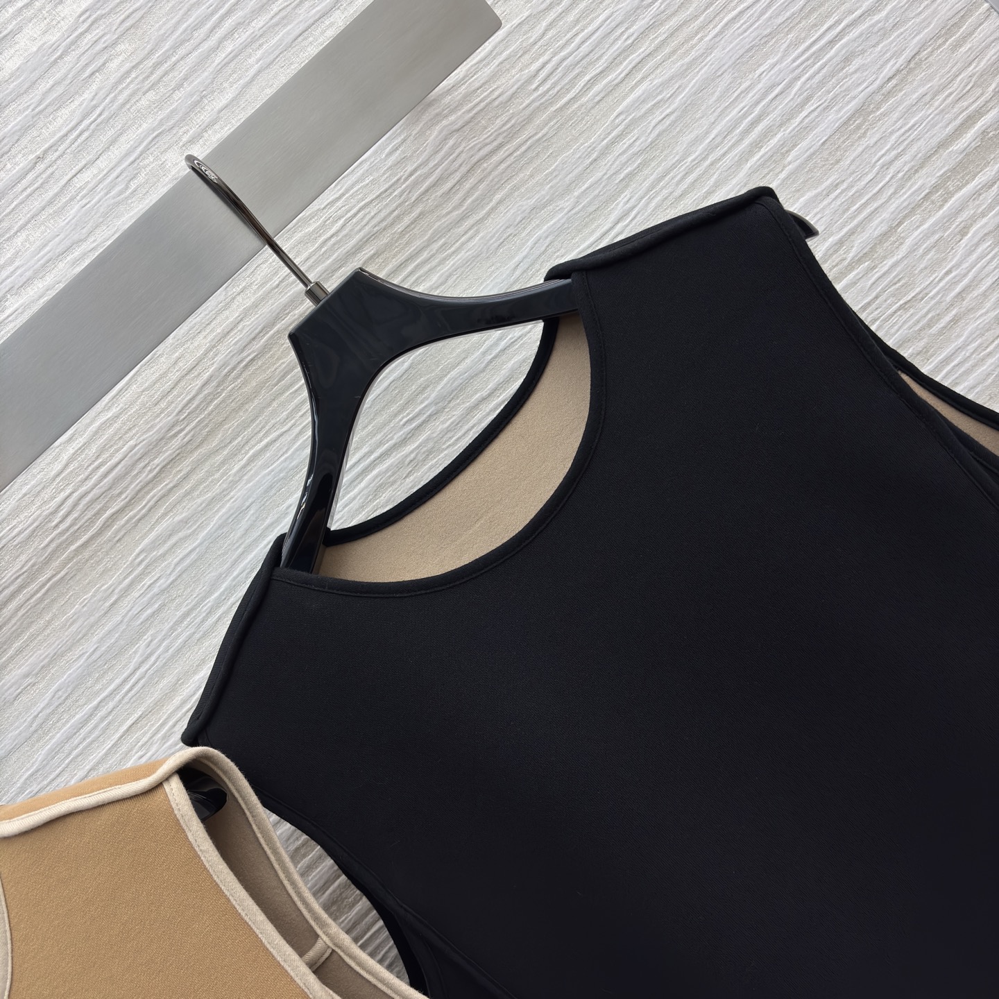 L家 25新款 圆领无袖背心裙 圆领无袖直筒版型 字母提花大口袋装饰 高冷的女神范 显身材的效果满分 非