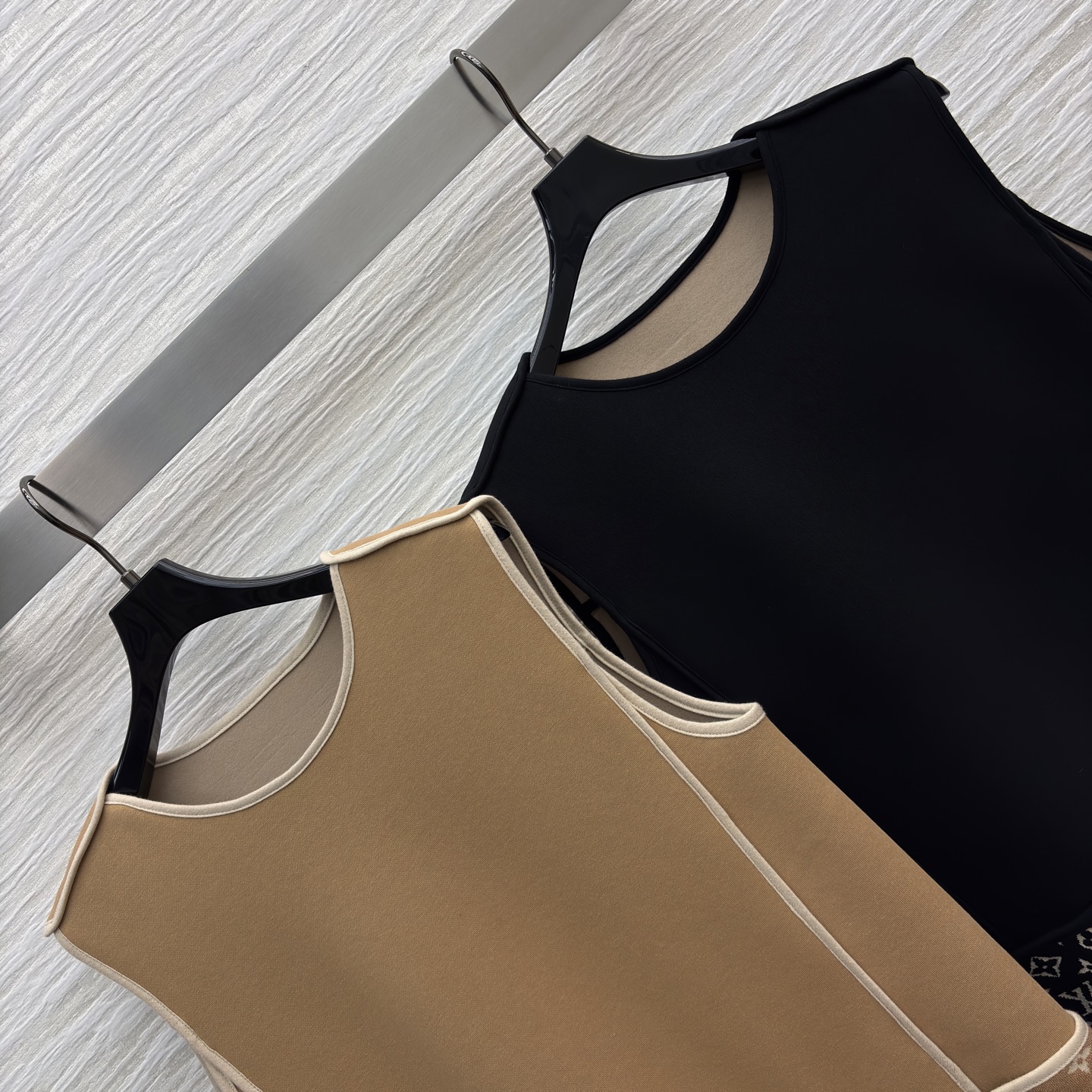 L家 25新款 圆领无袖背心裙 圆领无袖直筒版型 字母提花大口袋装饰 高冷的女神范 显身材的效果满分 非