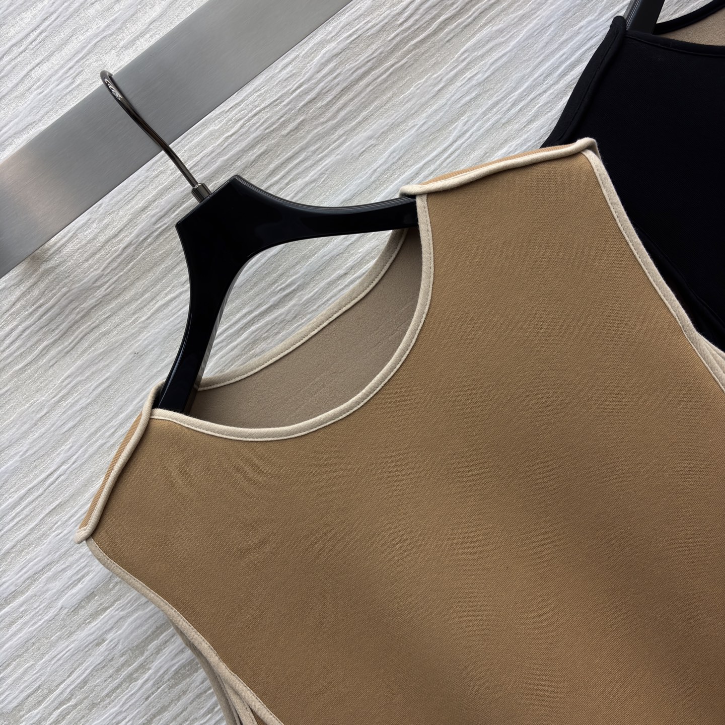 L家 25新款 圆领无袖背心裙 圆领无袖直筒版型 字母提花大口袋装饰 高冷的女神范 显身材的效果满分 非