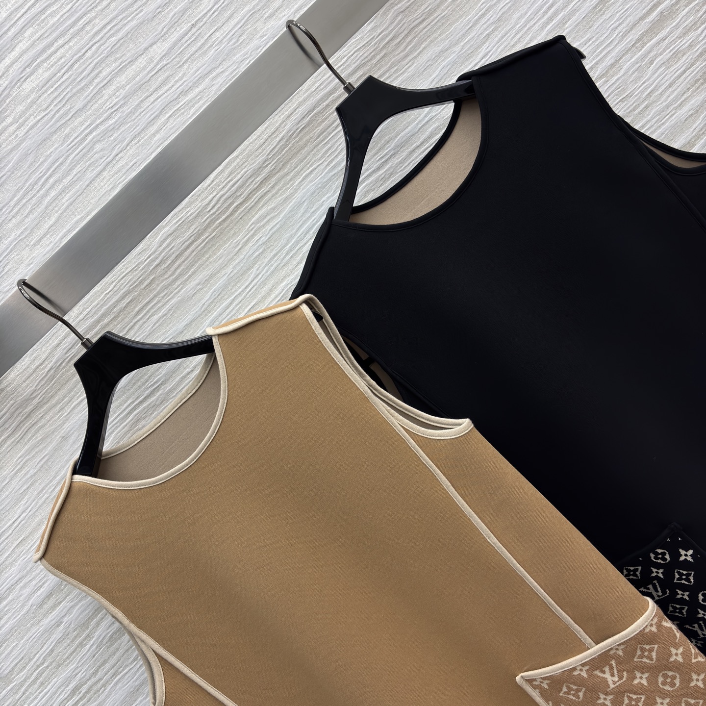 L家 25新款 圆领无袖背心裙 圆领无袖直筒版型 字母提花大口袋装饰 高冷的女神范 显身材的效果满分 非