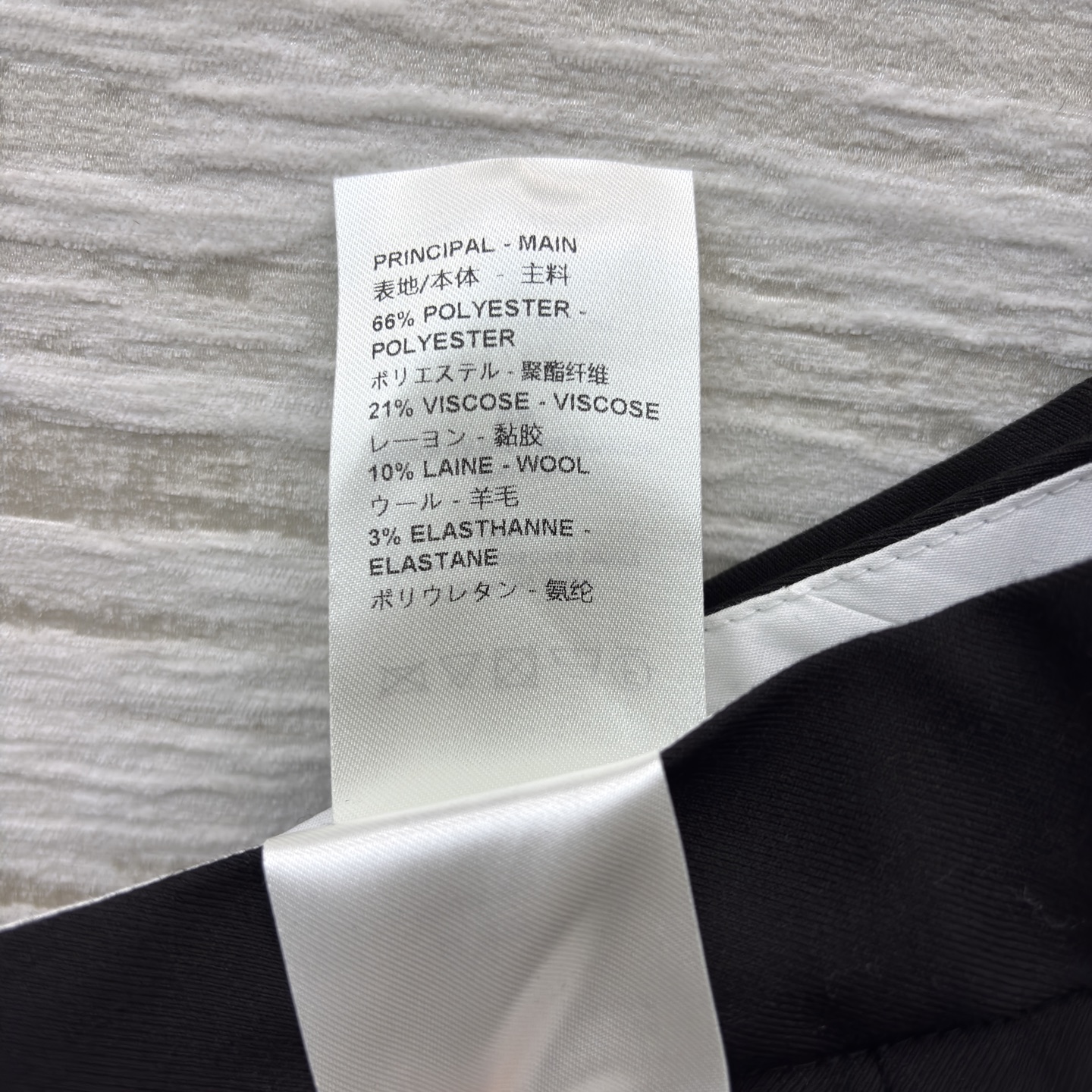 L家 皮扣设计黑色微喇西裤 腰间金属链条装饰瞬间打破单调 为职场穿搭注入个性巧思 利落版型修饰腿型 无论