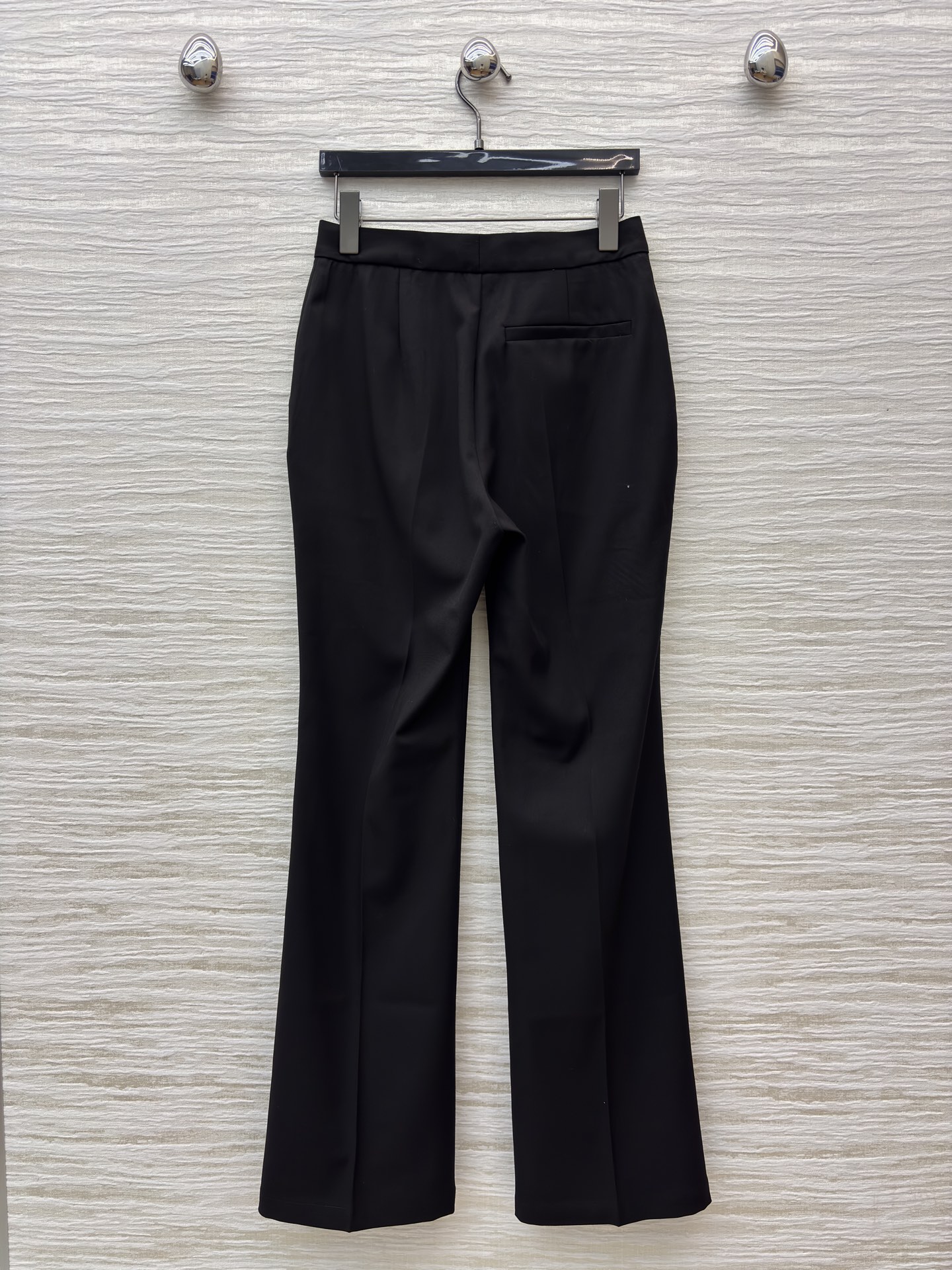 L家 皮扣设计黑色微喇西裤 腰间金属链条装饰瞬间打破单调 为职场穿搭注入个性巧思 利落版型修饰腿型 无论