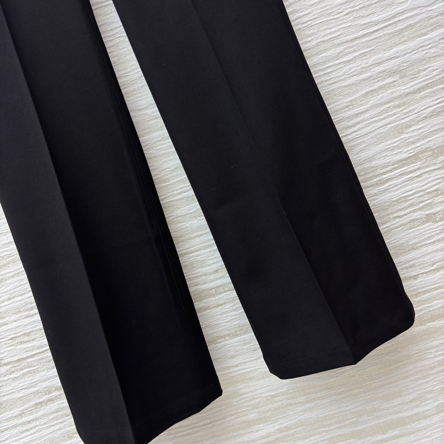 L家 皮扣设计黑色微喇西裤 腰间金属链条装饰瞬间打破单调 为职场穿搭注入个性巧思 利落版型修饰腿型 无论