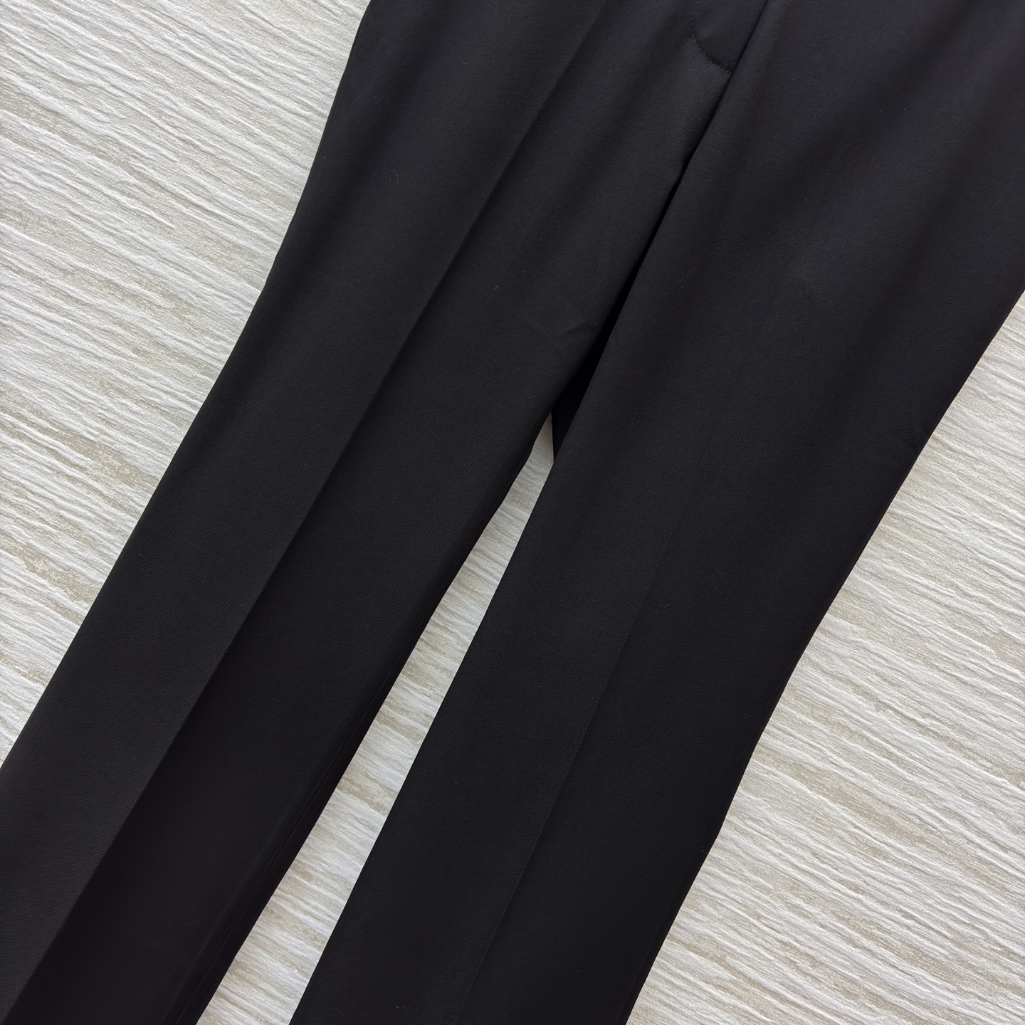 L家 皮扣设计黑色微喇西裤 腰间金属链条装饰瞬间打破单调 为职场穿搭注入个性巧思 利落版型修饰腿型 无论