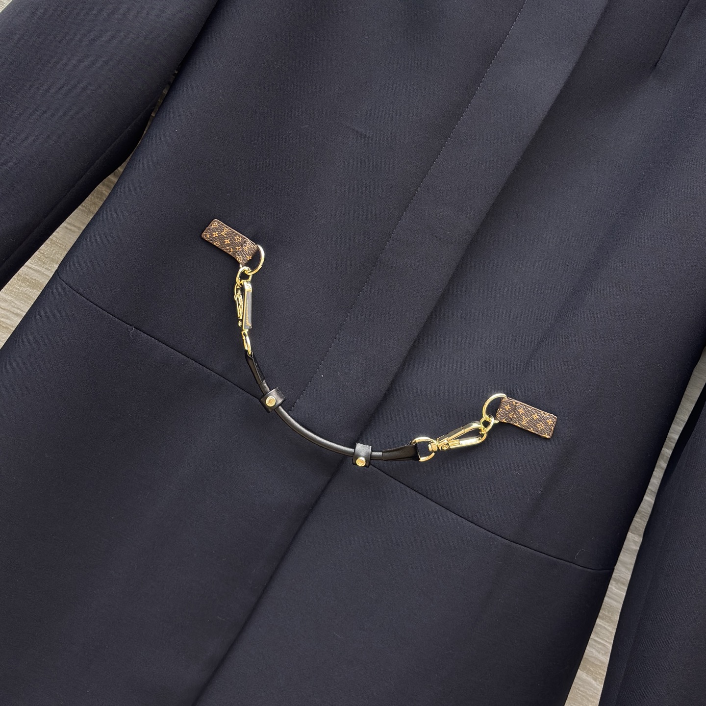 L家 25秋 老花皮扣装饰藏青色中长款外套 老花皮革与金属链条装饰尽显精致格调 简约版型却在细节处满是设