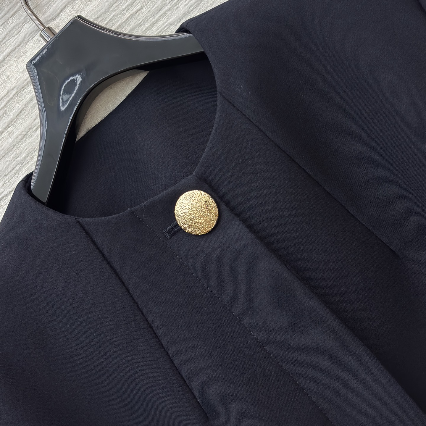 L家 25秋 老花皮扣装饰藏青色中长款外套 老花皮革与金属链条装饰尽显精致格调 简约版型却在细节处满是设