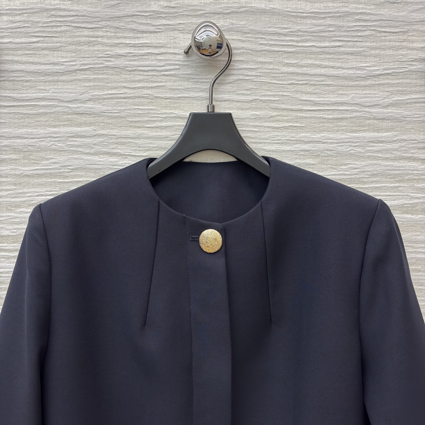 L家 25秋 老花皮扣装饰藏青色中长款外套 老花皮革与金属链条装饰尽显精致格调 简约版型却在细节处满是设