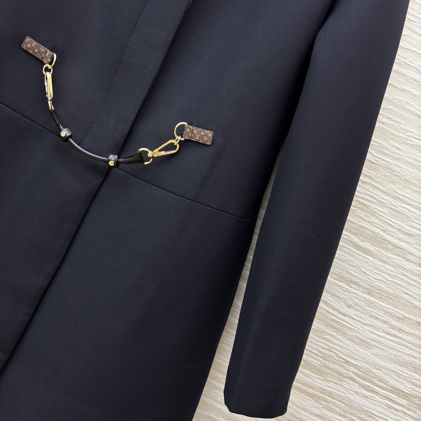 L家 25秋 老花皮扣装饰藏青色中长款外套 老花皮革与金属链条装饰尽显精致格调 简约版型却在细节处满是设