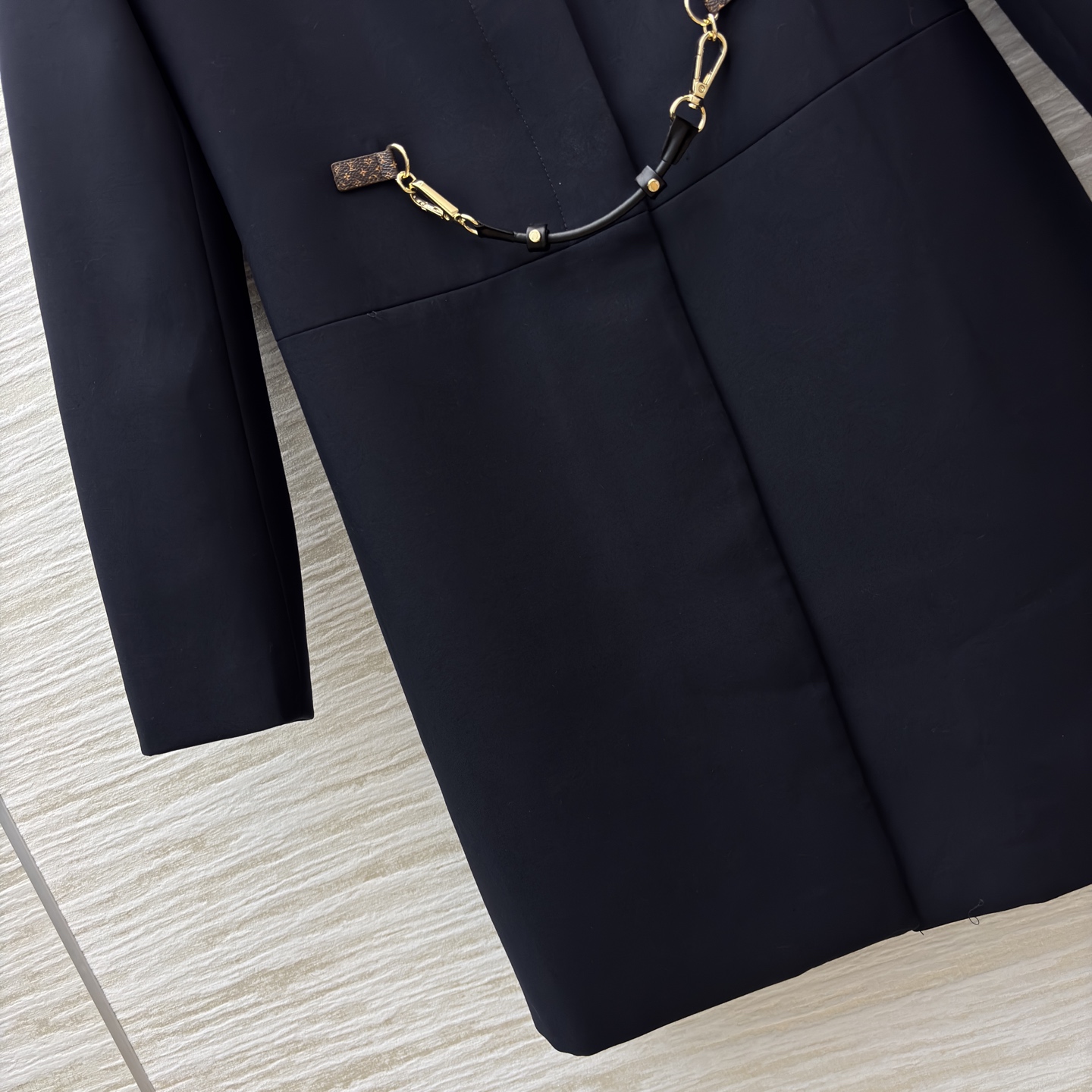 L家 25秋 老花皮扣装饰藏青色中长款外套 老花皮革与金属链条装饰尽显精致格调 简约版型却在细节处满是设