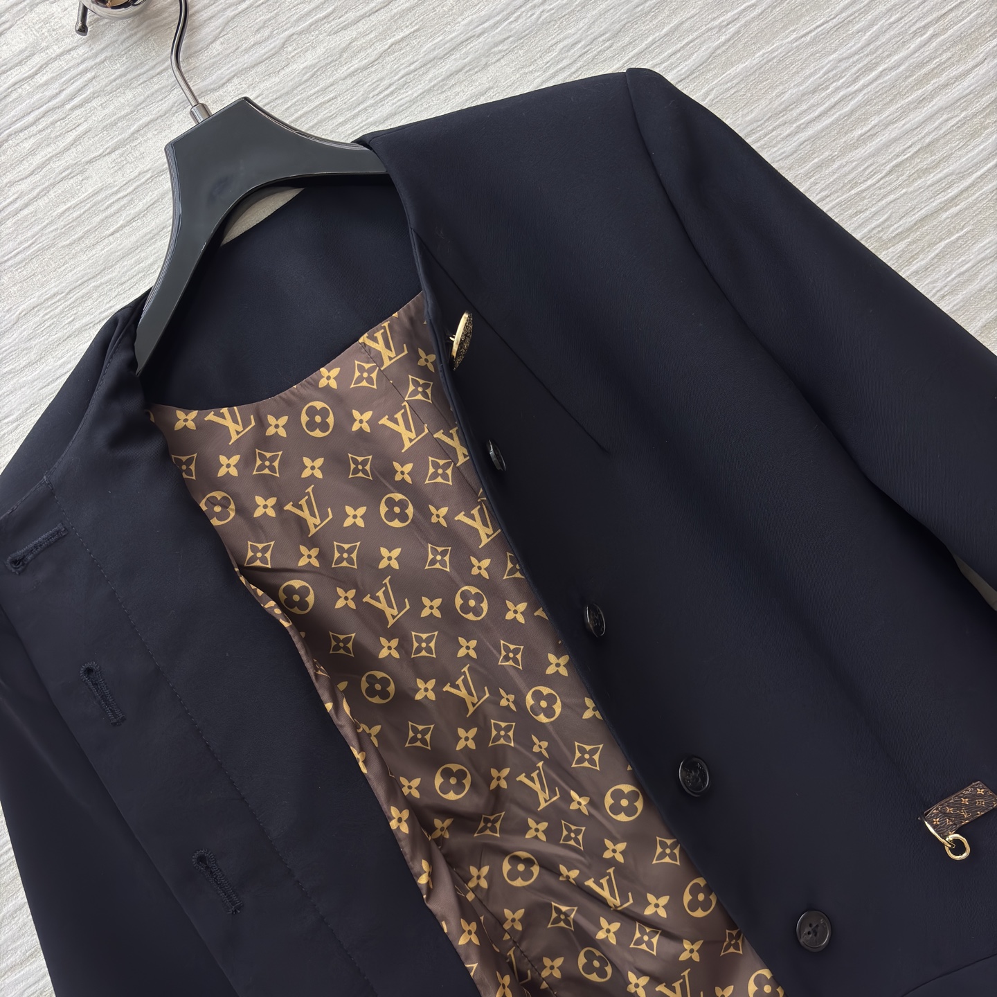 L家 25秋 老花皮扣装饰藏青色中长款外套 老花皮革与金属链条装饰尽显精致格调 简约版型却在细节处满是设