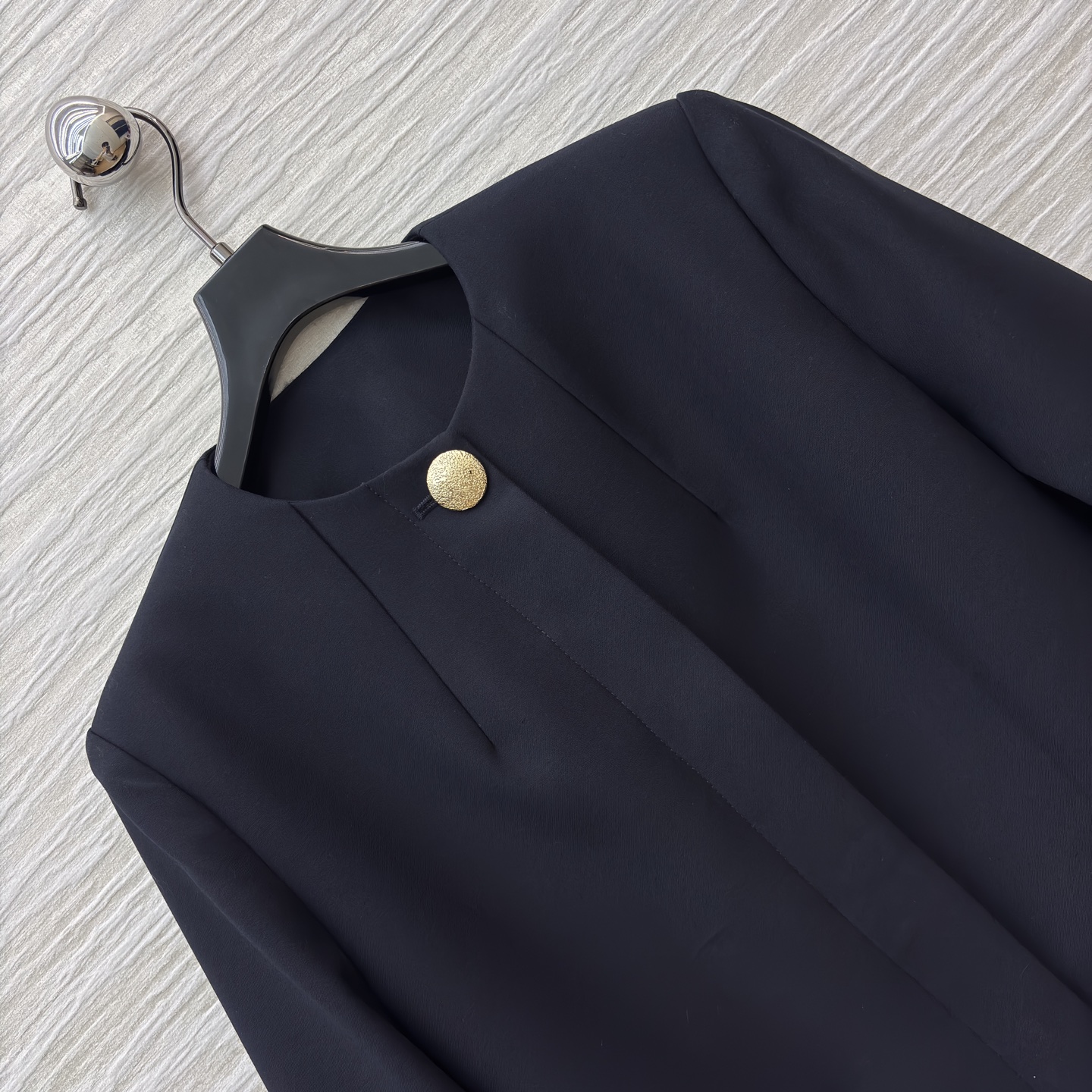 L家 25秋 老花皮扣装饰藏青色中长款外套 老花皮革与金属链条装饰尽显精致格调 简约版型却在细节处满是设