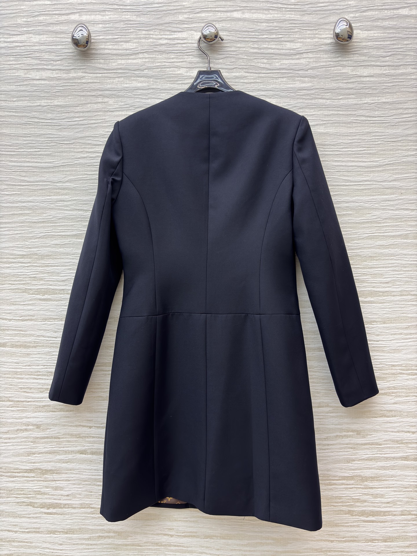 L家 25秋 老花皮扣装饰藏青色中长款外套 老花皮革与金属链条装饰尽显精致格调 简约版型却在细节处满是设