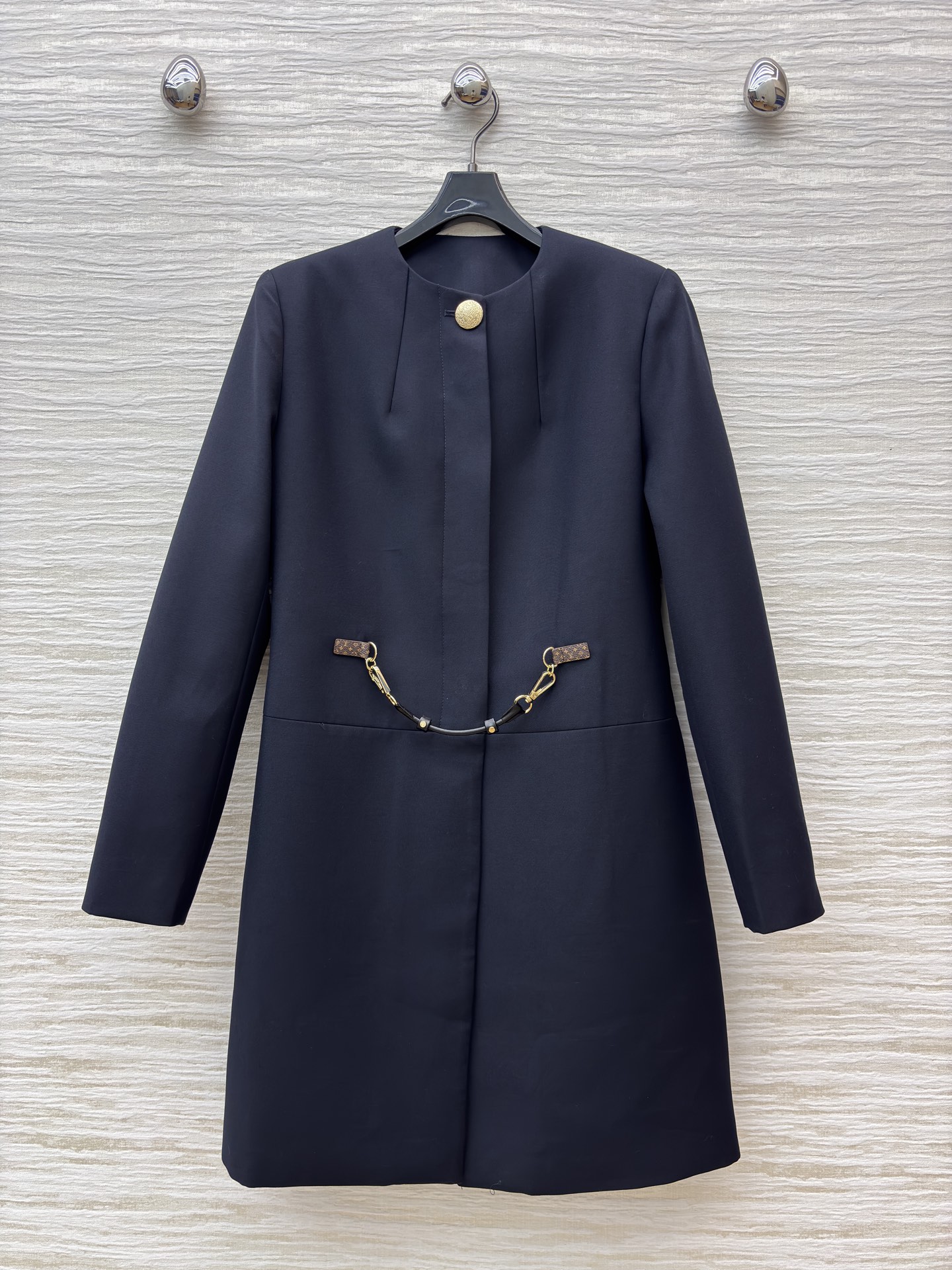 L家 25秋 老花皮扣装饰藏青色中长款外套 老花皮革与金属链条装饰尽显精致格调 简约版型却在细节处满是设