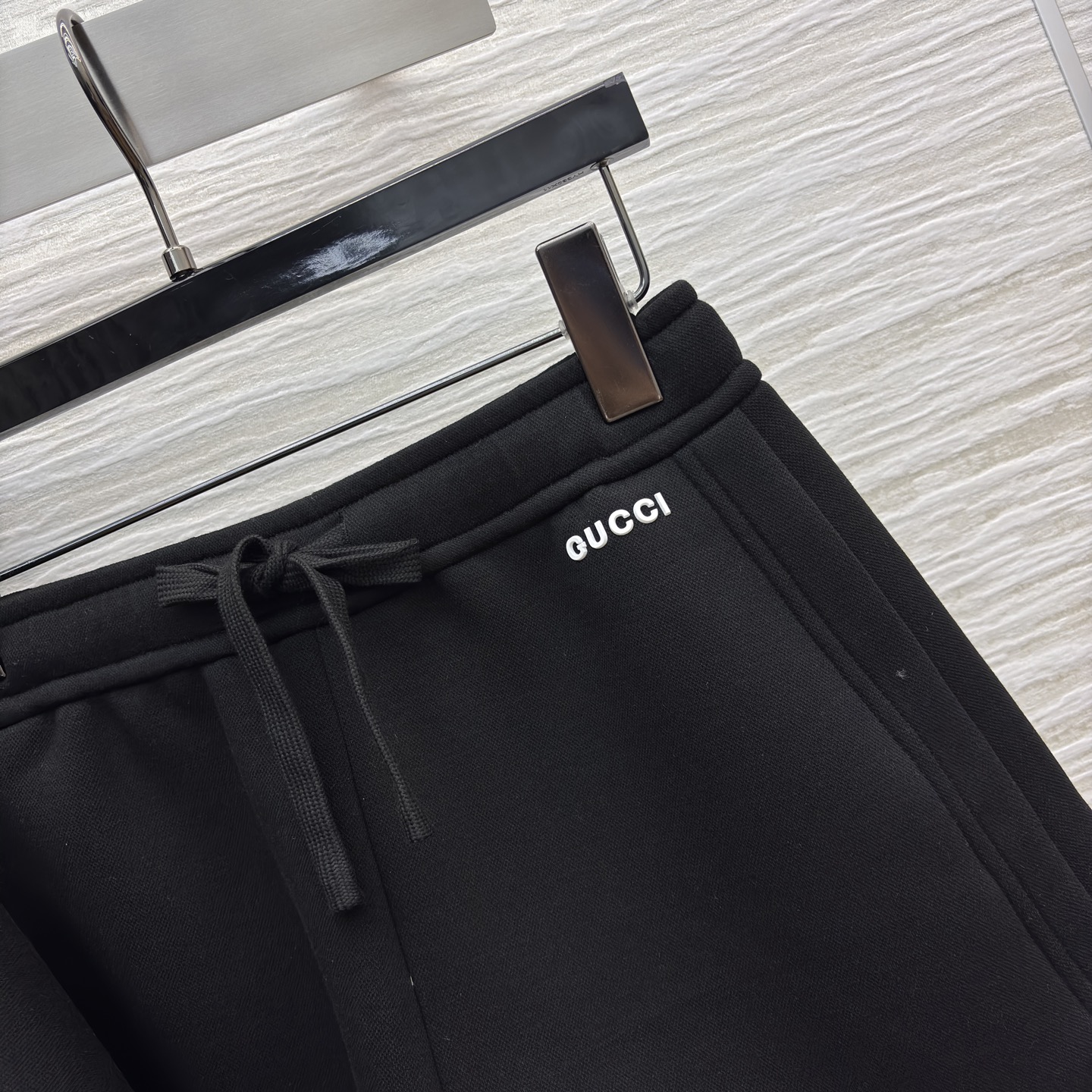 G家秋冬 连帽半拉链休闲套装 一身纯黑连帽拉链卫衣套装 简约字母标识暗藏细节 卫衣的连帽设计添随性感 短