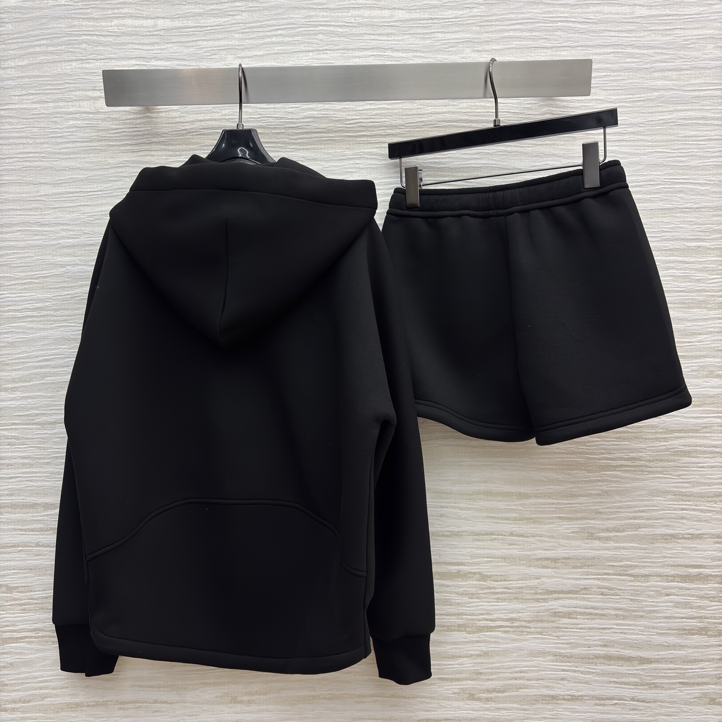 G家秋冬 连帽半拉链休闲套装 一身纯黑连帽拉链卫衣套装 简约字母标识暗藏细节 卫衣的连帽设计添随性感 短