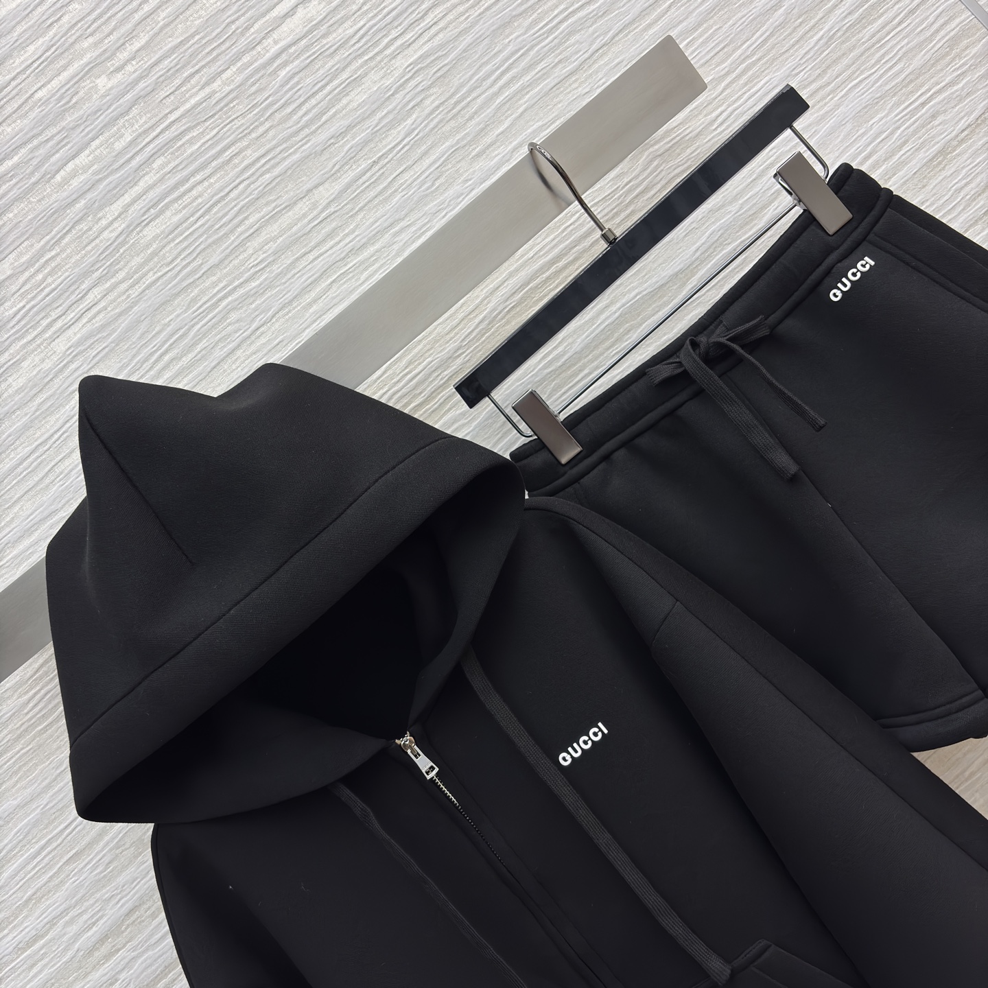 G家秋冬 连帽半拉链休闲套装 一身纯黑连帽拉链卫衣套装 简约字母标识暗藏细节 卫衣的连帽设计添随性感 短