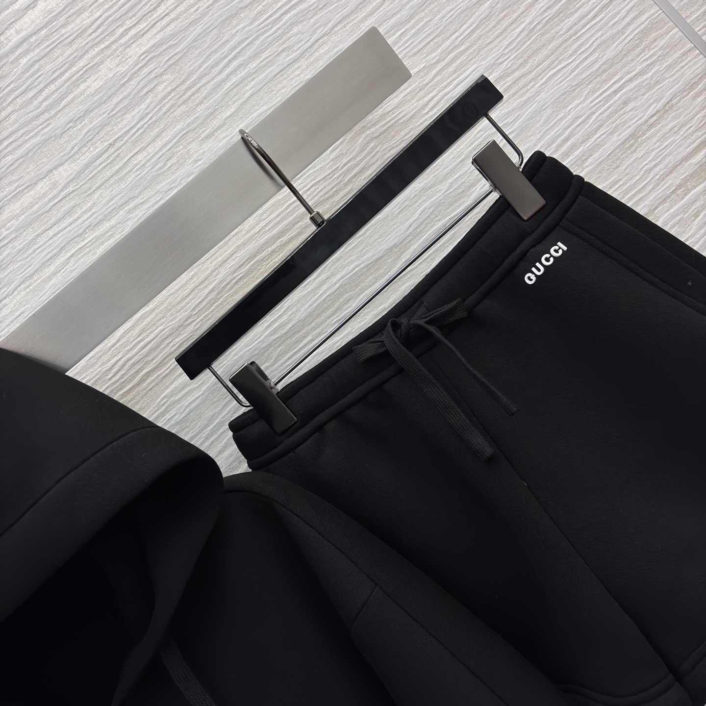 G家秋冬 连帽半拉链休闲套装 一身纯黑连帽拉链卫衣套装 简约字母标识暗藏细节 卫衣的连帽设计添随性感 短