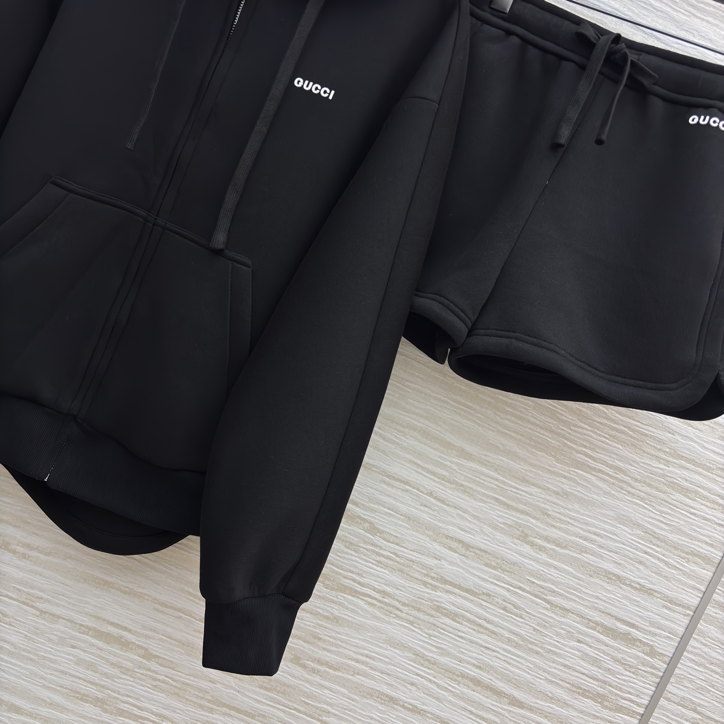 G家秋冬 连帽半拉链休闲套装 一身纯黑连帽拉链卫衣套装 简约字母标识暗藏细节 卫衣的连帽设计添随性感 短