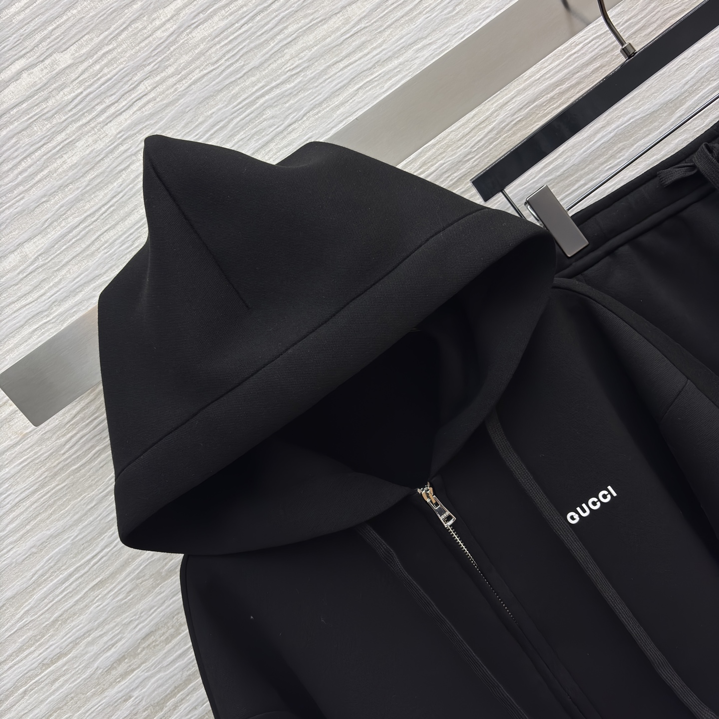 G家秋冬 连帽半拉链休闲套装 一身纯黑连帽拉链卫衣套装 简约字母标识暗藏细节 卫衣的连帽设计添随性感 短